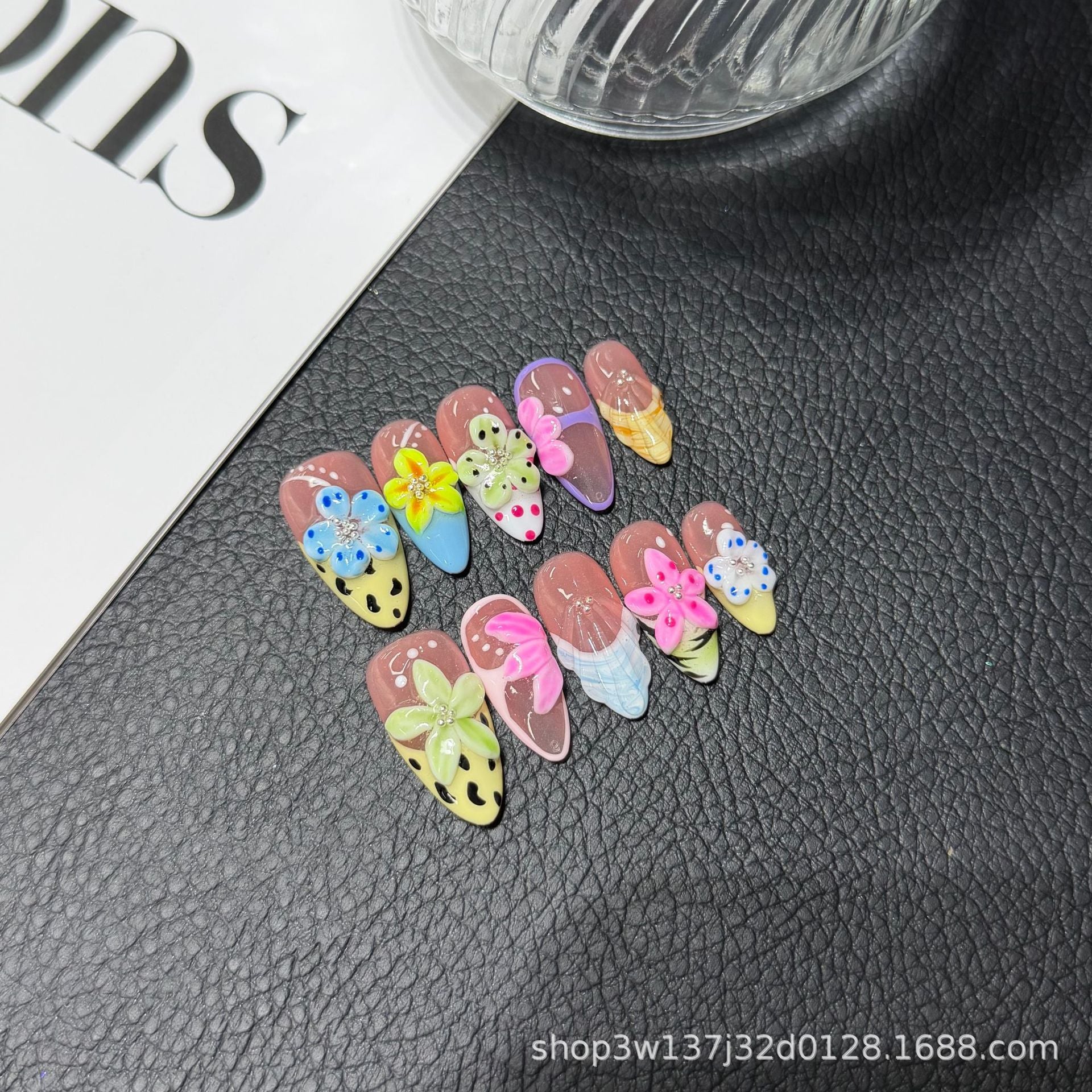 365nails : « Jardin de papillons » – 3D Floral et Papillon – Ongles forme amande faits main
