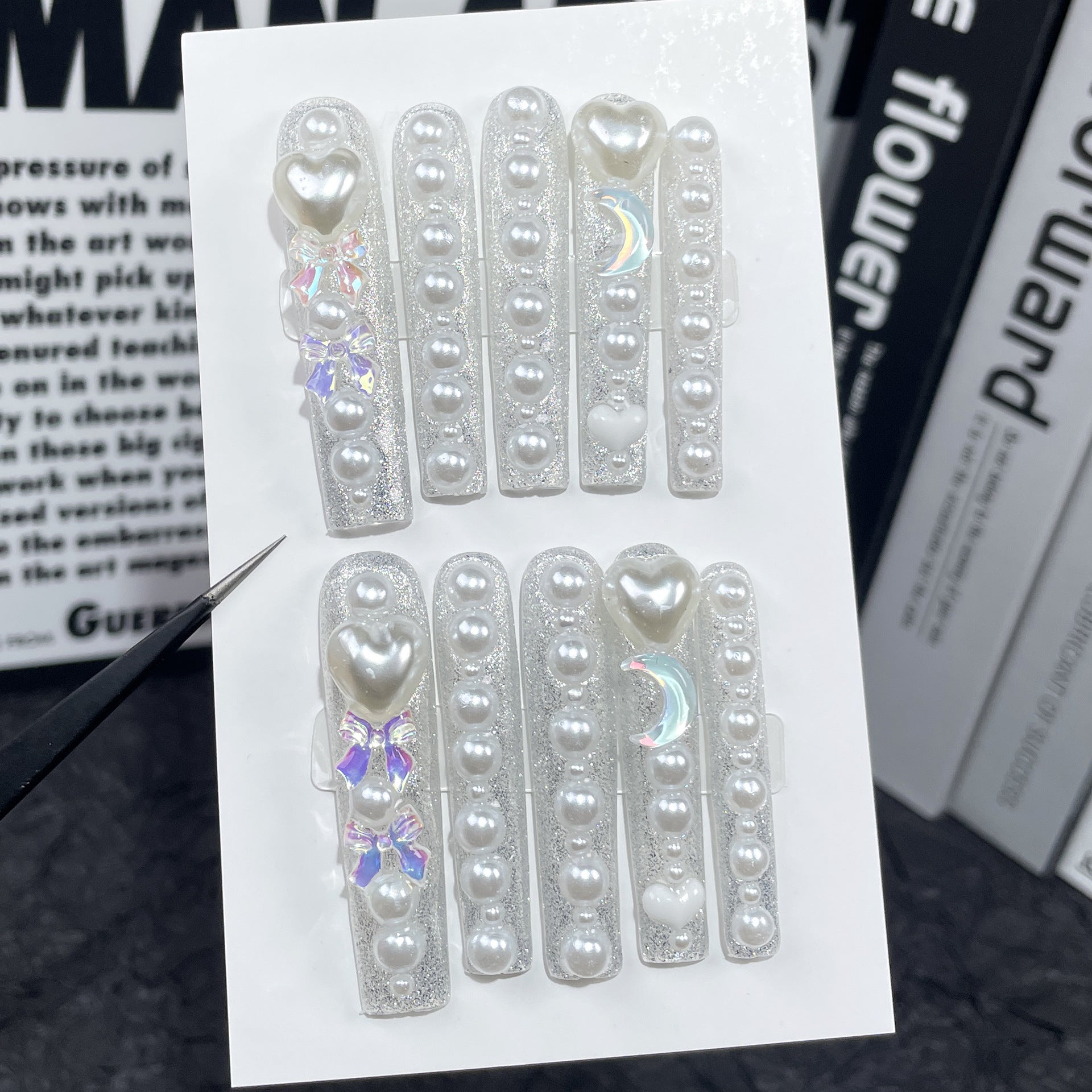 Unhas de Pérolas Brilhantes com Detalhes de Coração e Holográficos