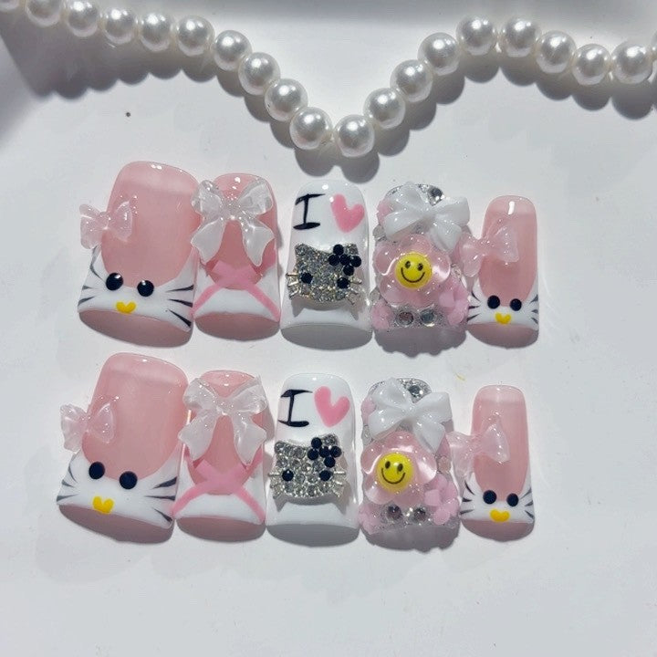 귀여운 카와이: "Hello Kitty Sweetheart" – 숏 스퀘어형 핑크 & 화이트 캐릭터 수제 프레스온 네일
