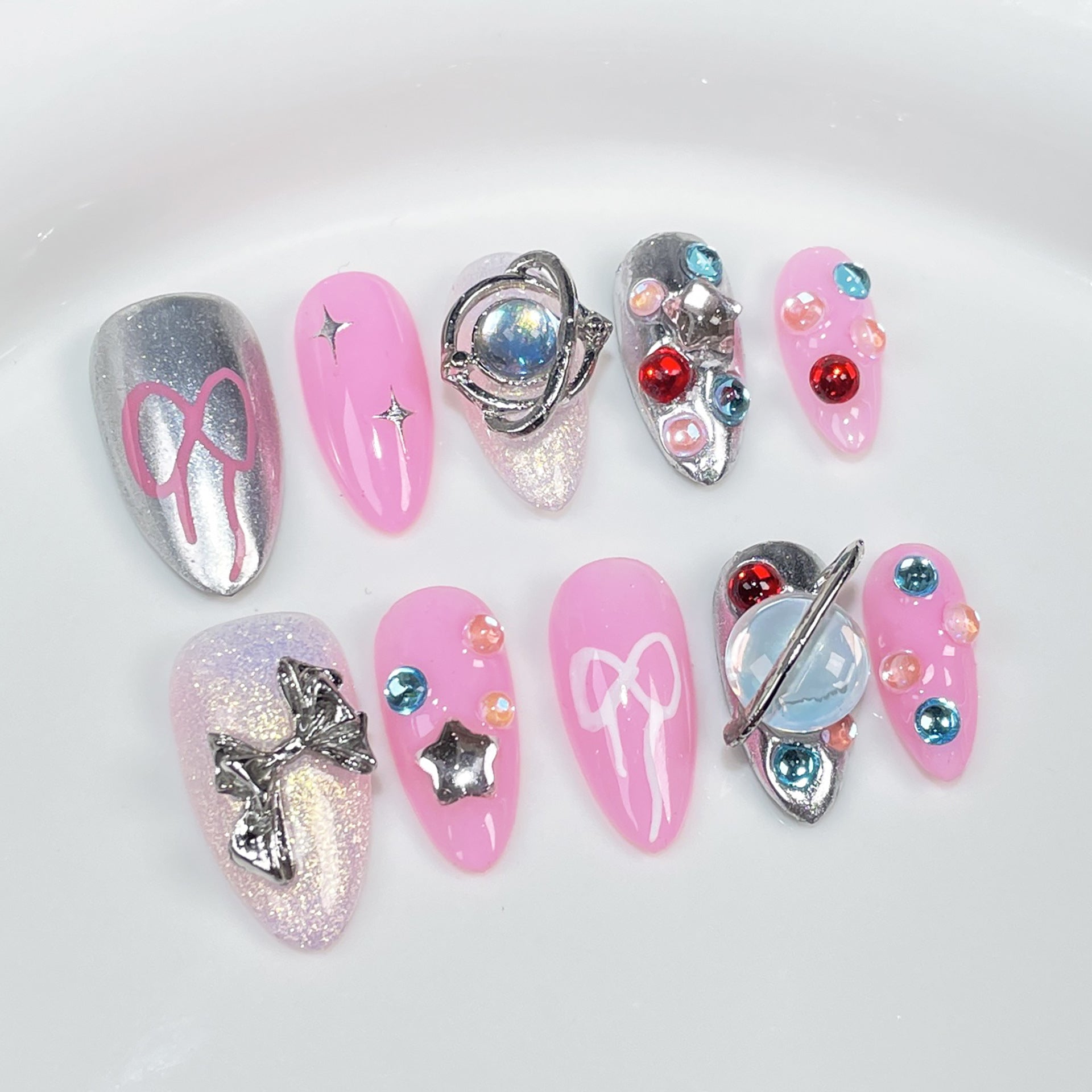 Unhas Rosa Barbie Vibrantes com Detalhes de Planetas Cromados Aurora