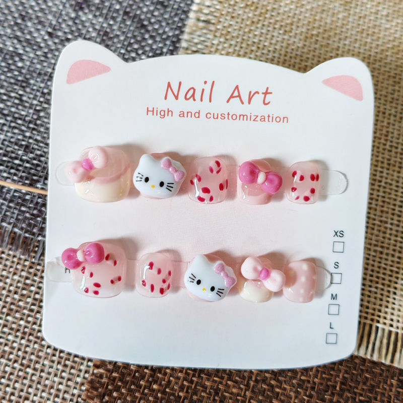 365nails: 「凱蒂貓草莓夢」— 手工製可愛短款橢圓形穿戴甲，帶有凱蒂貓與蝴蝶結圖案