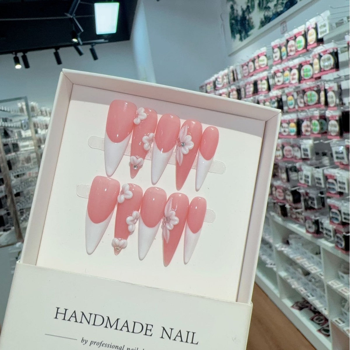 365nails: "홍조의 꽃" – 3D 플로럴 프렌치 수제 스틸레토형 네일