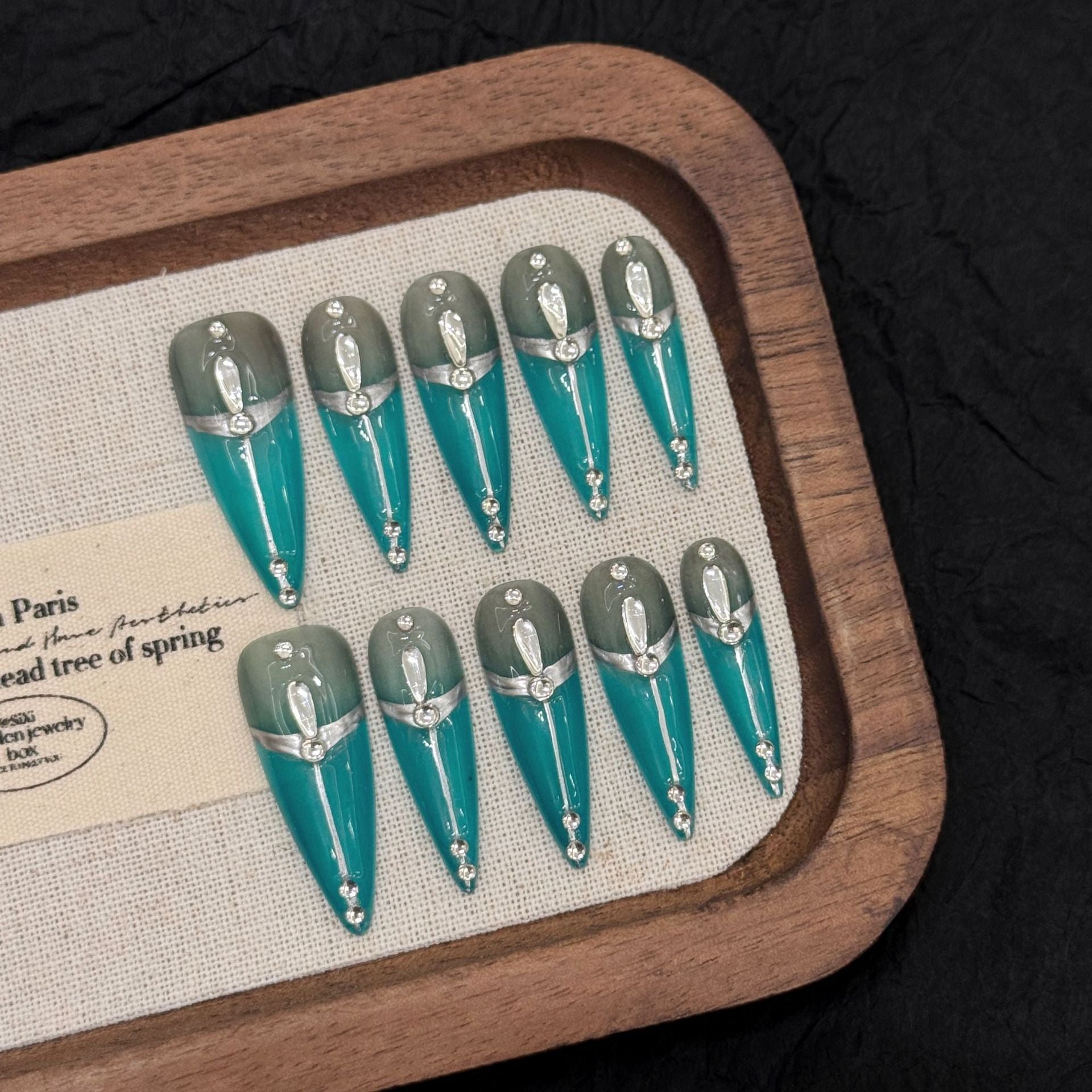 365nails: "Pavo Real Dorado" – Uñas Stiletto Artesanales con Punta Francesa Esmeralda