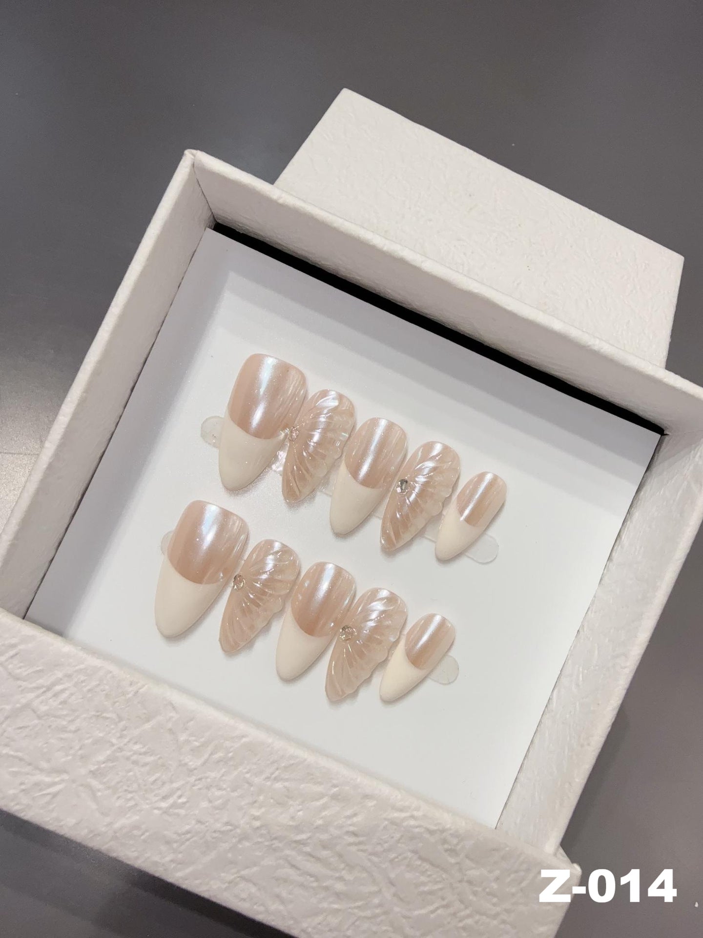 365nails: "진주빛 속삭임" – 3D 쉘 & 크리스탈 수제 아몬드형 네일