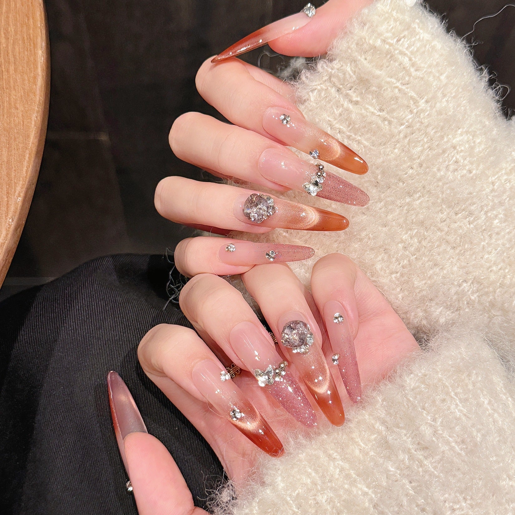 365nails: "Velvet Dusk" – Uñas Stiletto Artesanales Ombré y de Cristal