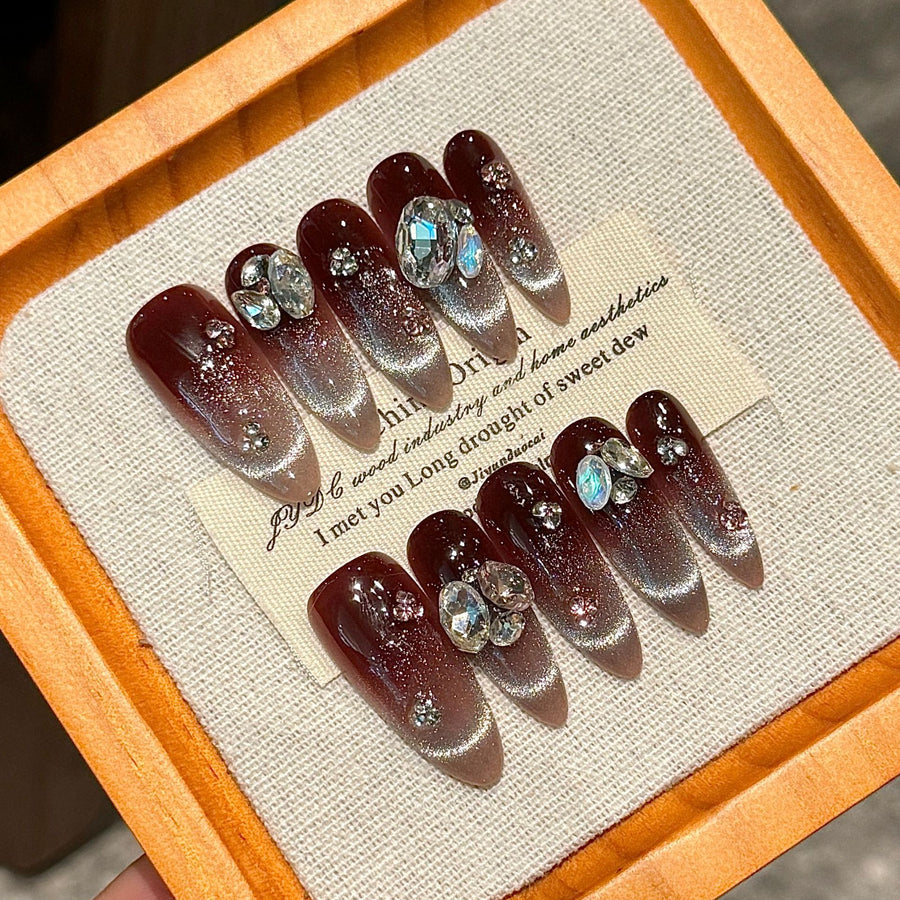 365nails: "한밤의 루비" – 3D 보석 수제 롱 아몬드형 네일