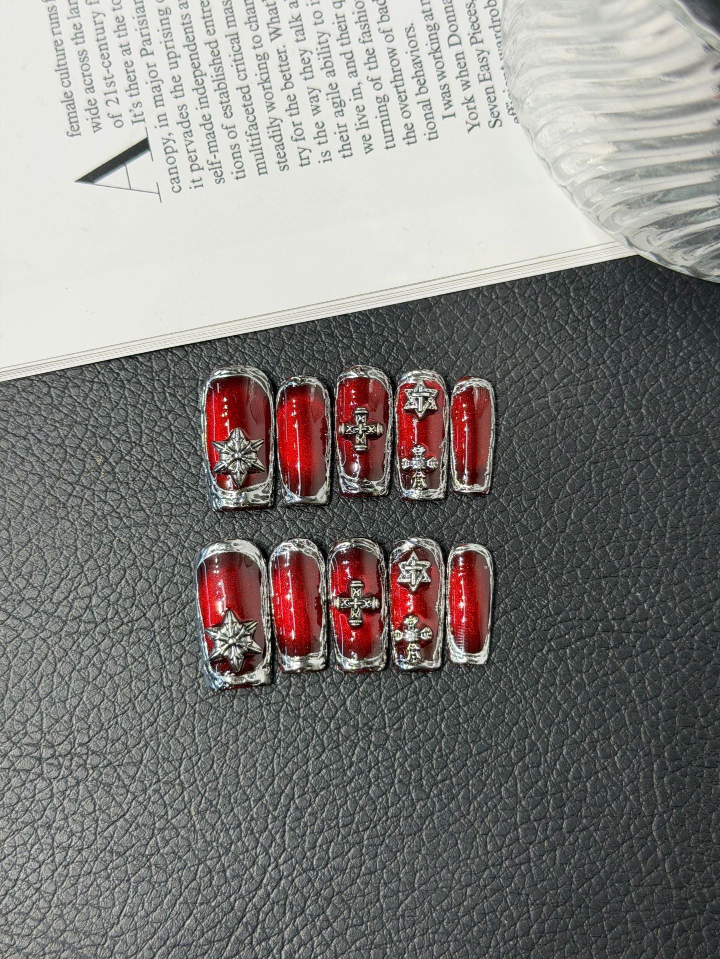 365nails: "Scarlet Throne" – 3D 크리스탈 십자가 수제 스퀘어형 네일