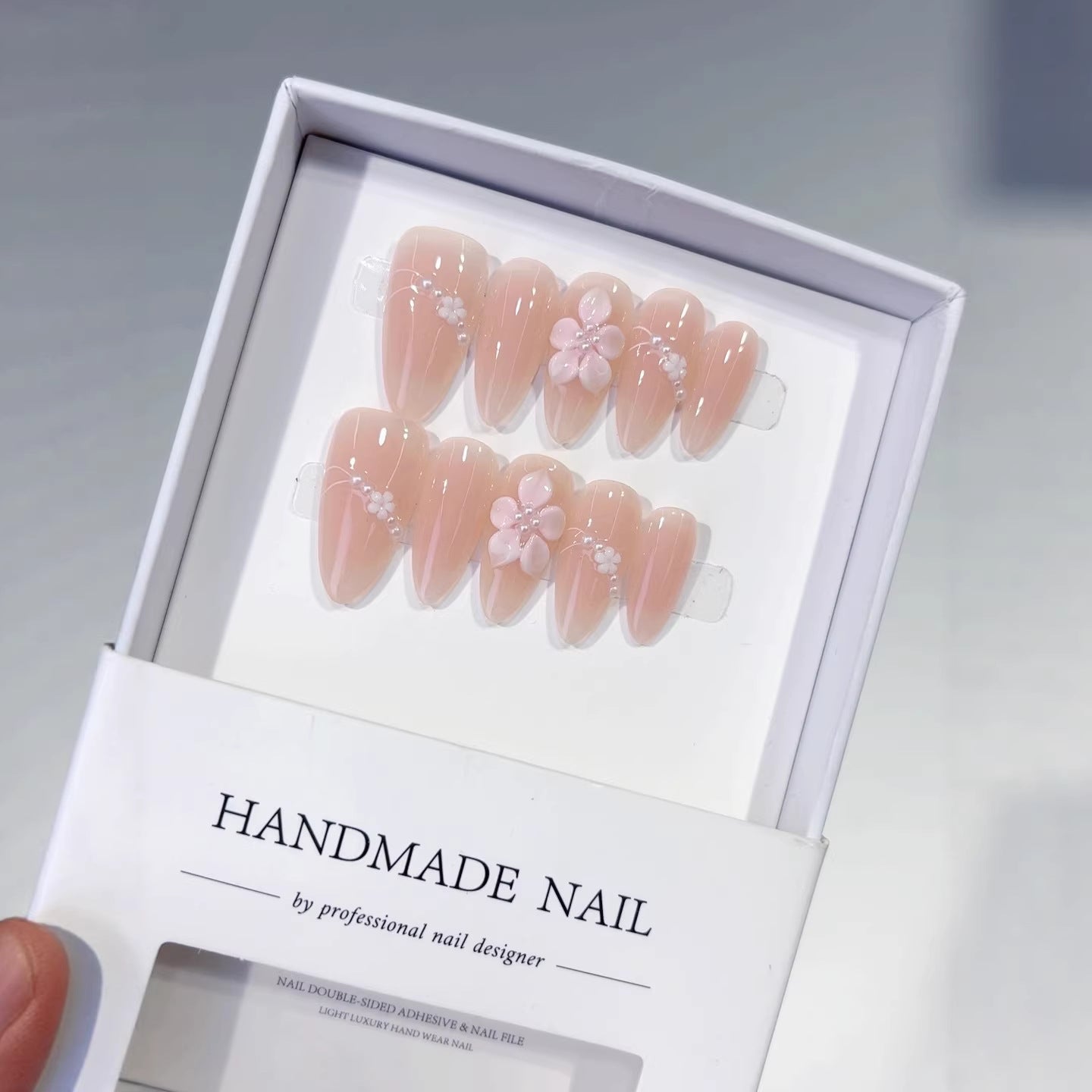 365nails: "블러쉬 사쿠라 체인" – 미디엄 아몬드형 누드-핑크 플로럴 수제 프레스온 네일