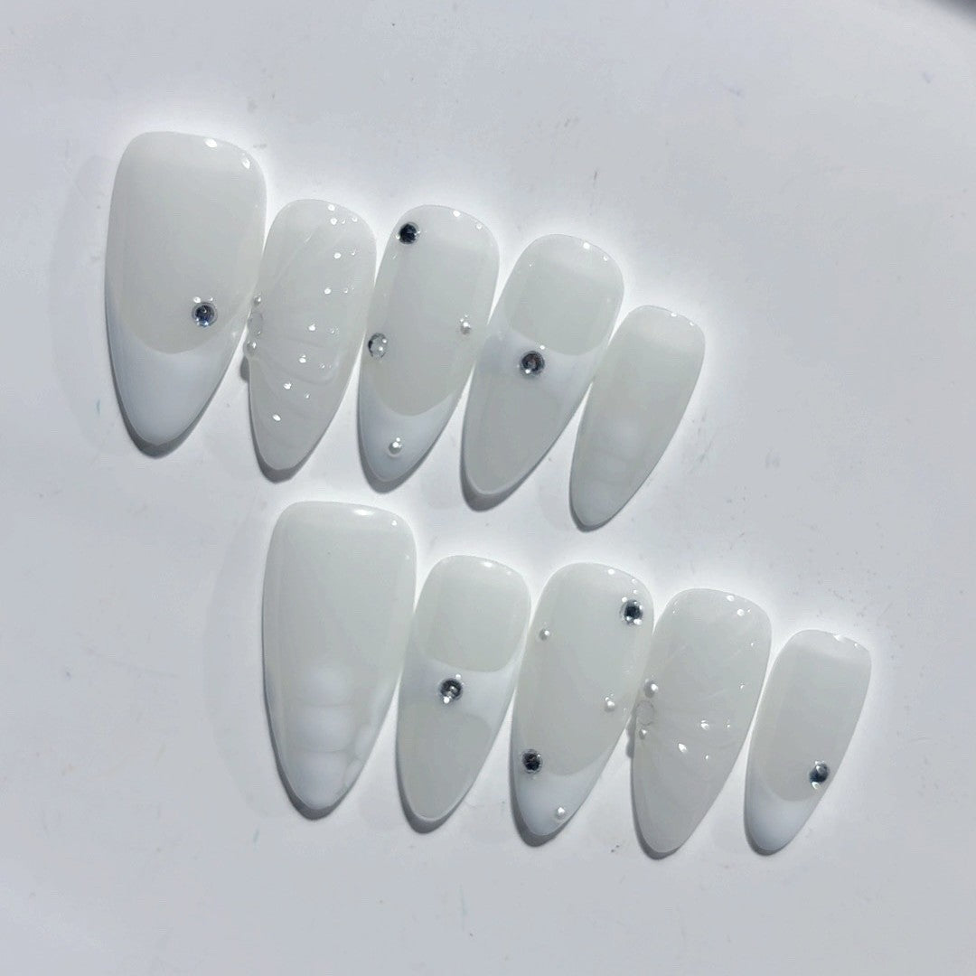 365nails : « Rosée de Perle Laiteuse » – Ongles press-on forme amande mi-longs blanc laiteux strass fait main