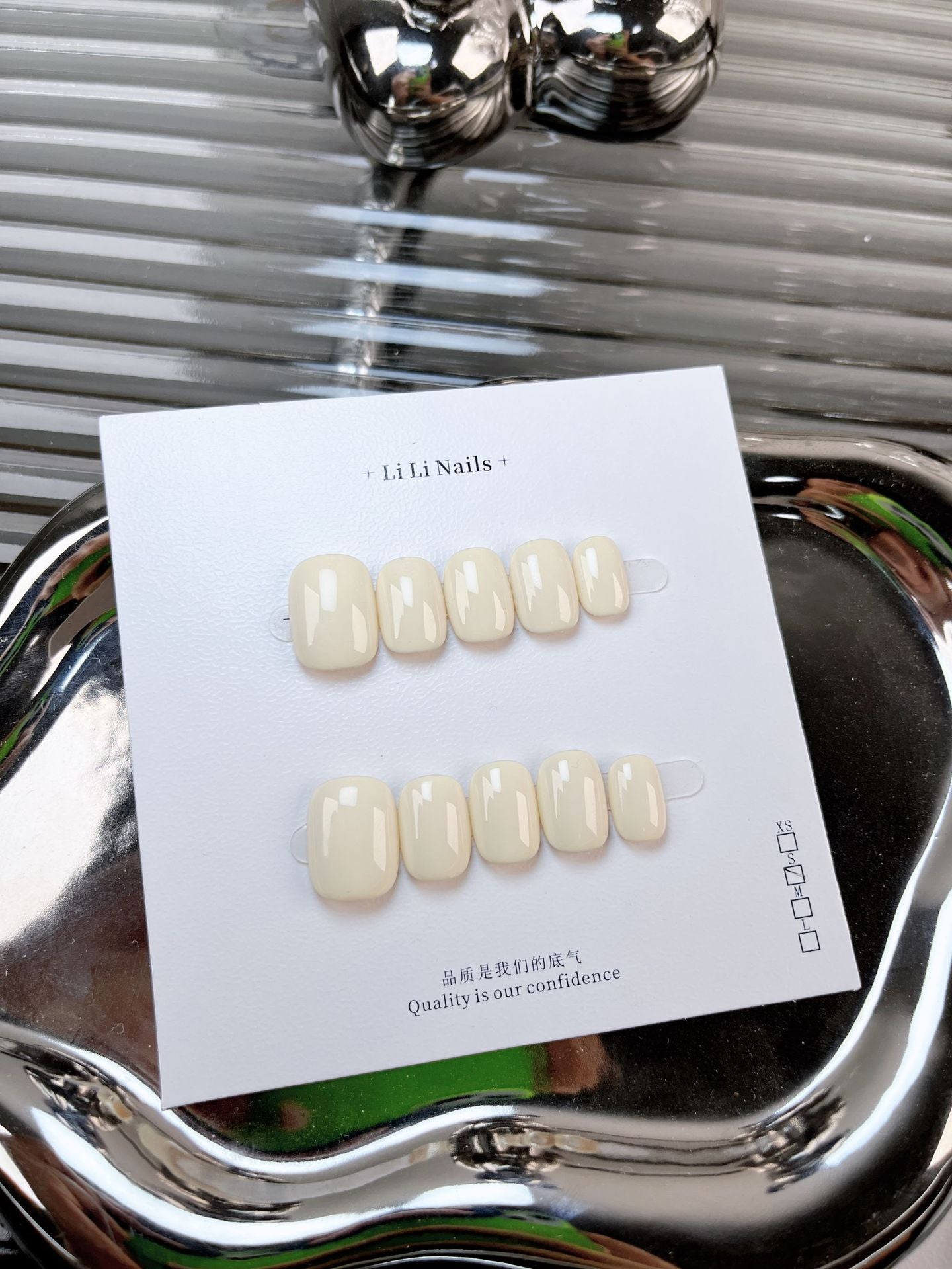 Les essentiels unis — forme ronde courte, mignons — ongles press-on faits main
