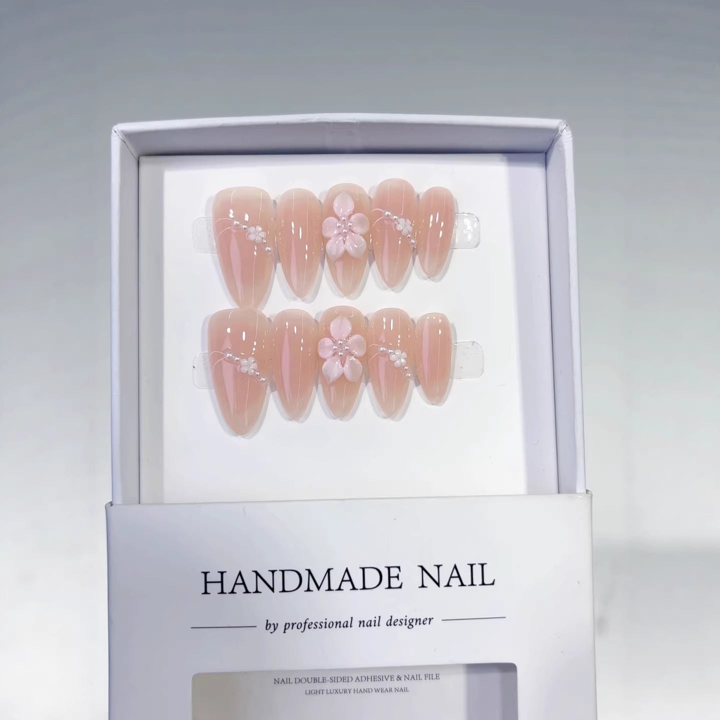 365nails: "블러쉬 사쿠라 체인" – 미디엄 아몬드형 누드-핑크 플로럴 수제 프레스온 네일