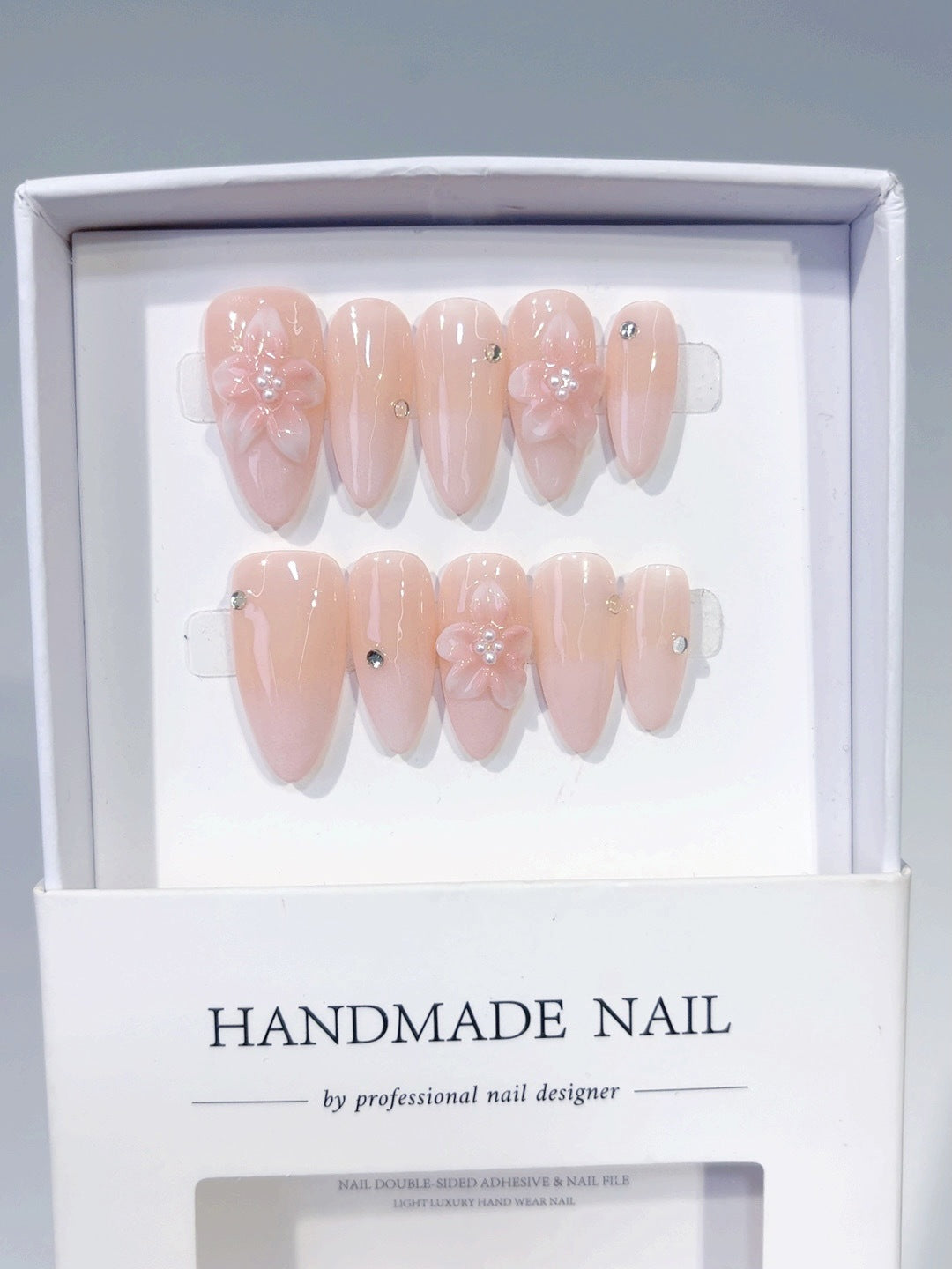 Pétale Blush : « Grâce Fleur de Perles » – Ongles press-on forme amande