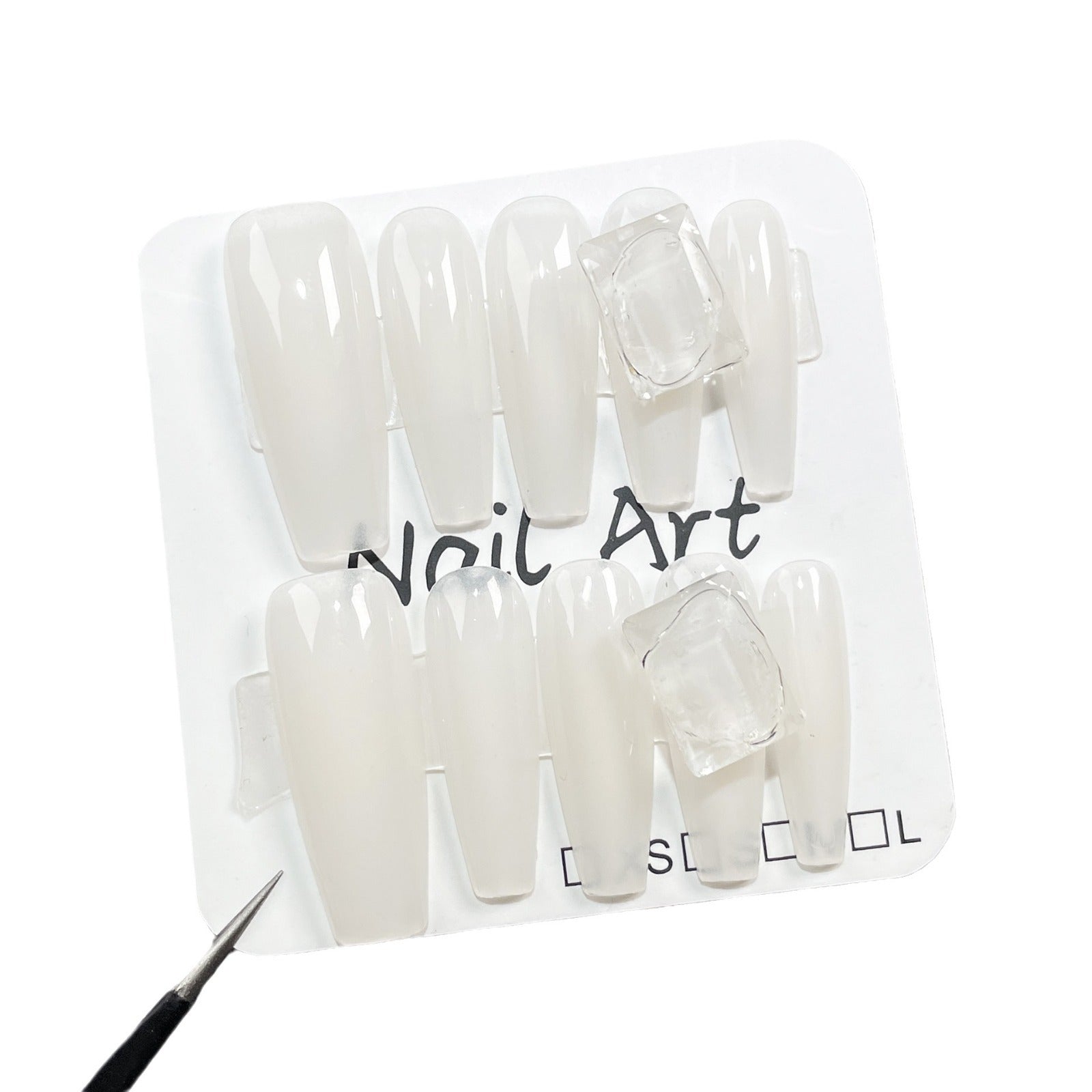 Ongles dégradés blanc doux avec strass minimalistes