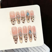 365nails: "Aqua Luxe" – Unhas Postiças Cônicas Feitas à Mão com Gema 3D e Estampa de Vaca