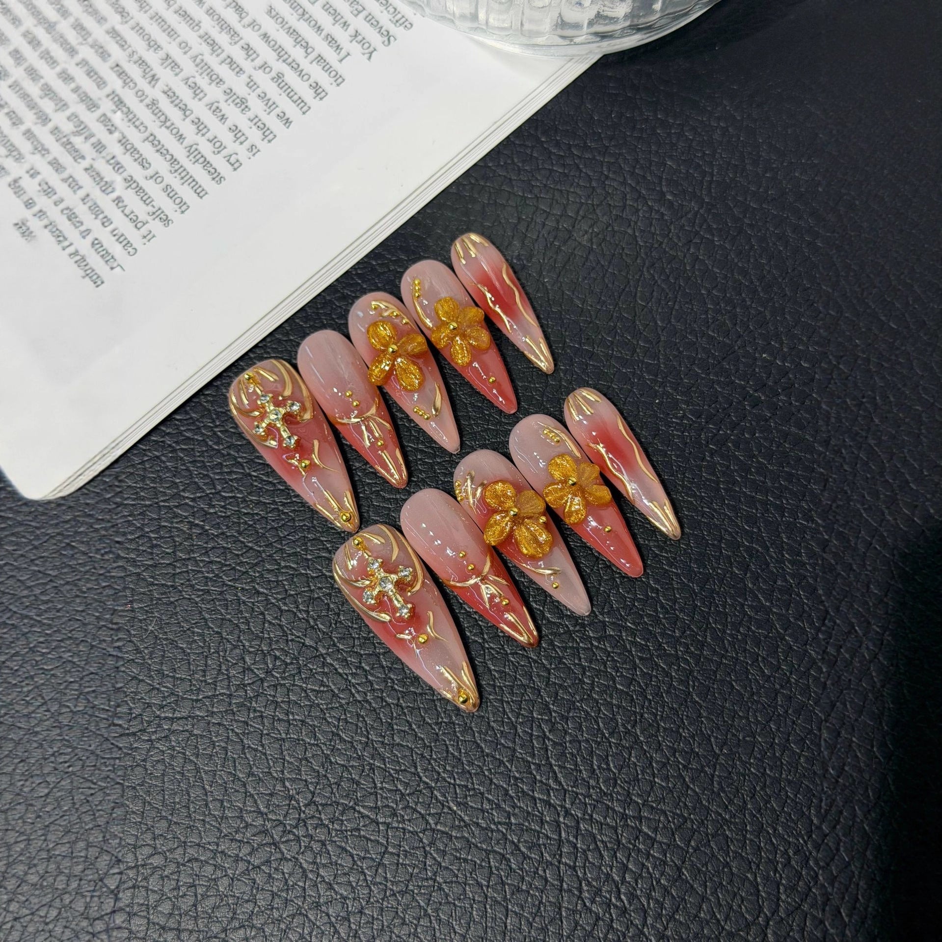 365nails — Nectar doré : ongles press-on fait main, forme stiletto avec nid d'abeille 3D et cristaux