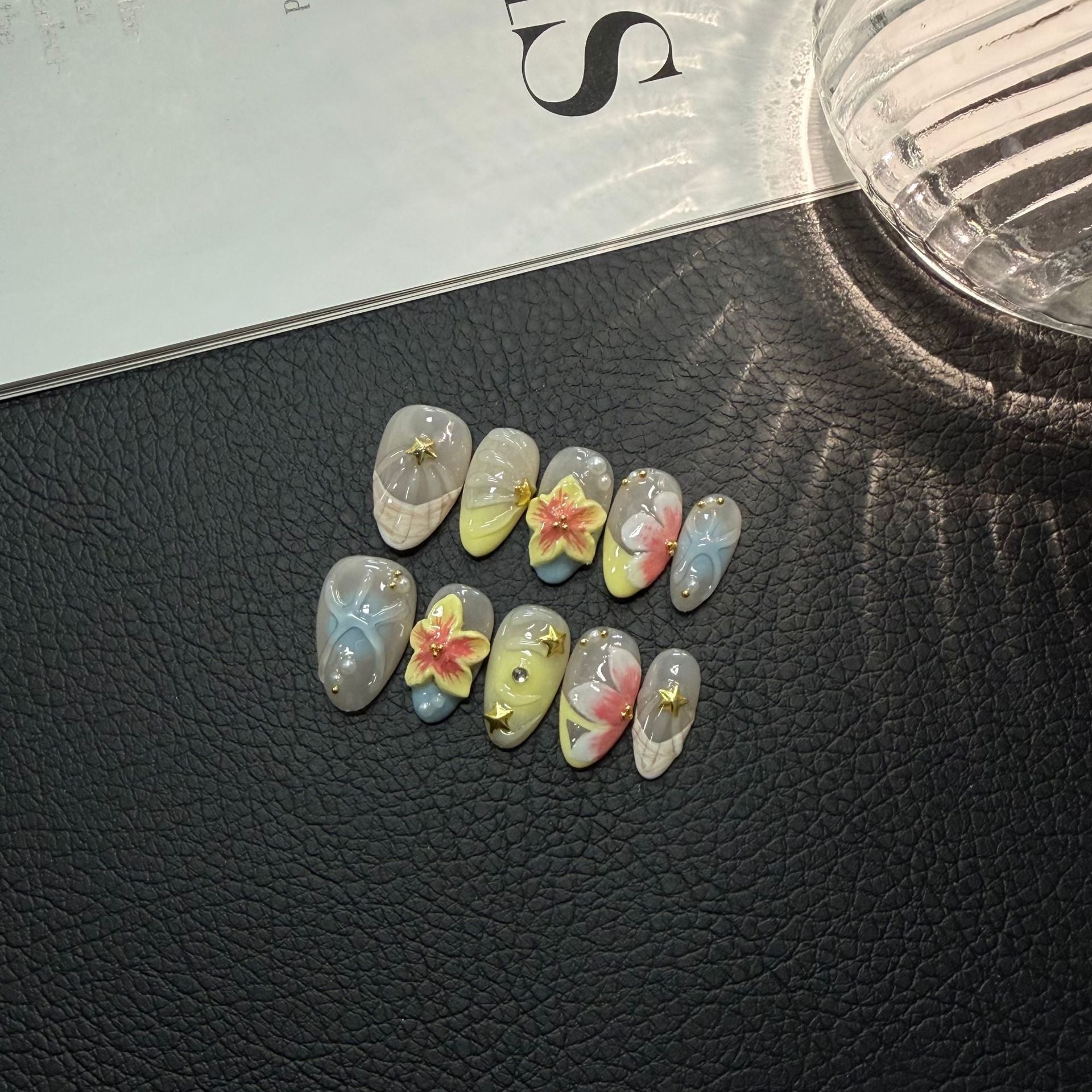 365nails: "Brisa Tropical" – Unhas Postiças Artesanais de Hibisco e Borboleta 3D, Tamanho Médio e Formato Amendoado