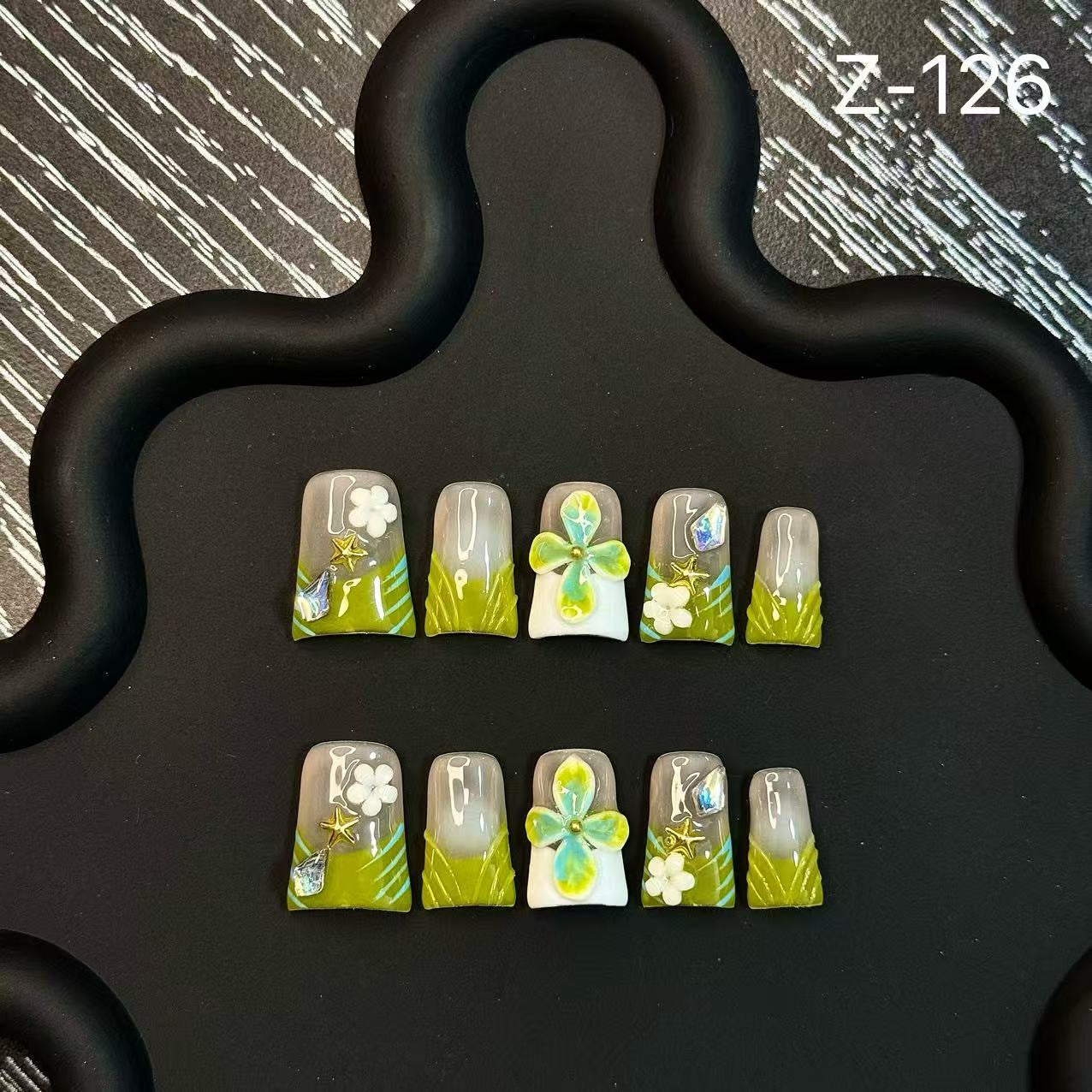 365nails: "Lucky Clover" – 3D 플로럴·참 수제 코핀형 네일