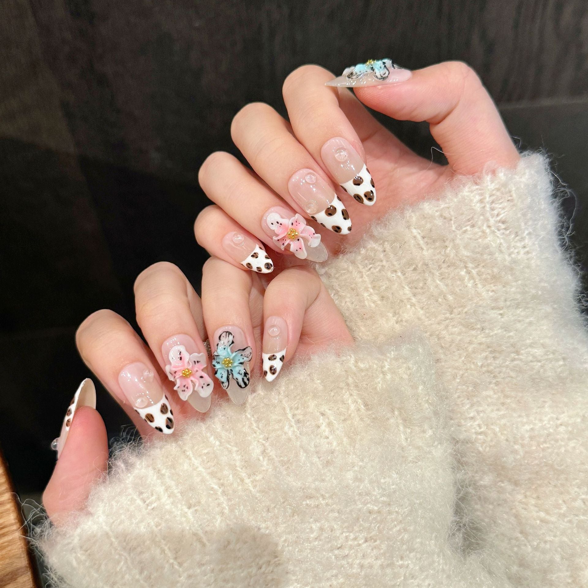 Unhas postiças de outono e inverno com estampa de leopardo e flor do diabo esculpidas à mão | 365nails