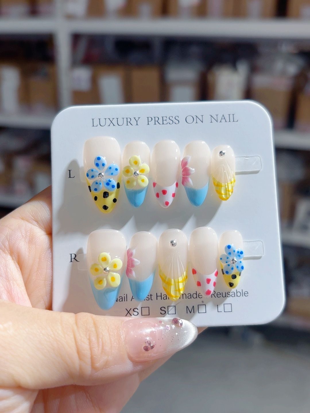 365nails 圓點花卉：「彩色3D花朵」— 中長款杏仁形手工製甲片