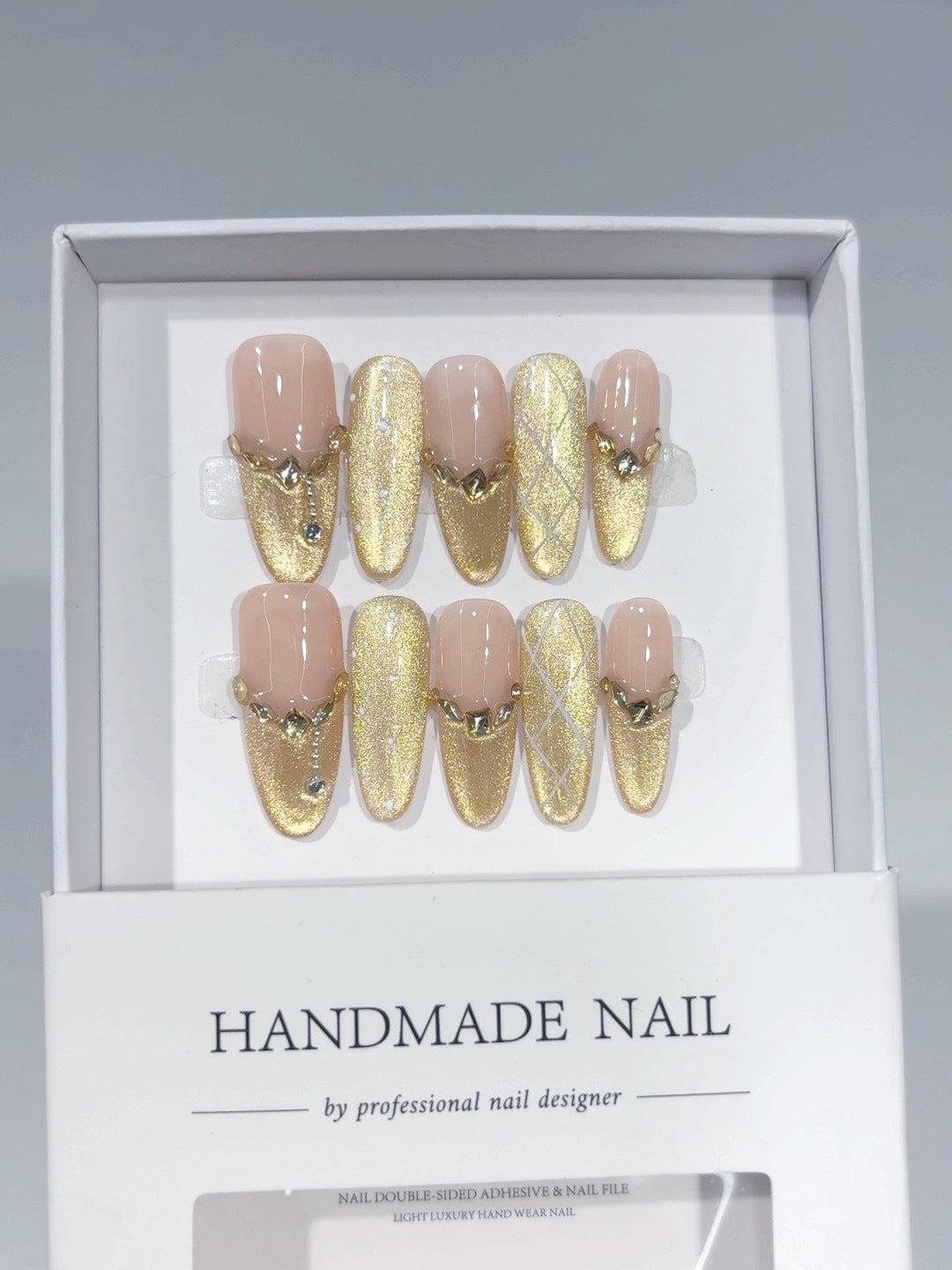 Glamour doré : "Chaîne dorée nude" – Forme amande ongles press-on faits main
