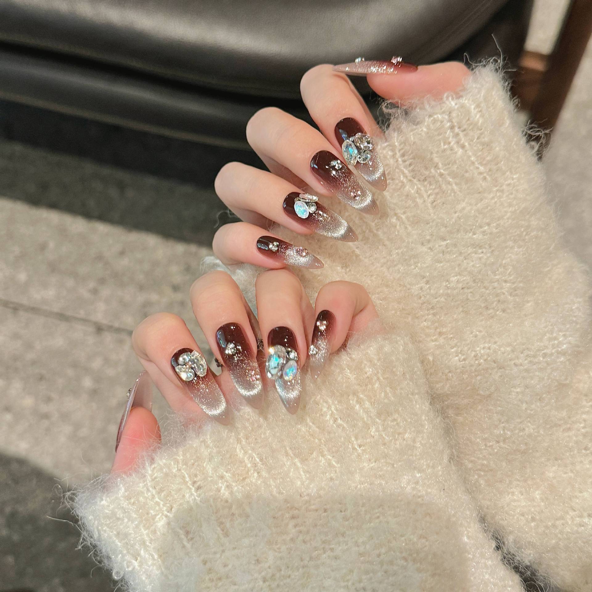 365nails: "Midnight Ruby" – Unhas Longas Amendoadas Feitas à Mão com Pedras Preciosas 3D