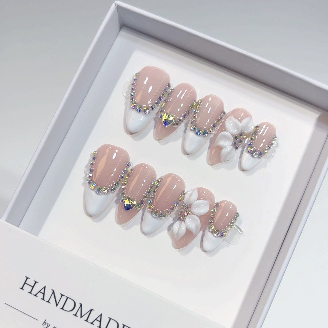 Ongles press-on réutilisables forme amande — motif floral élégant en strass (Fleur blanche)