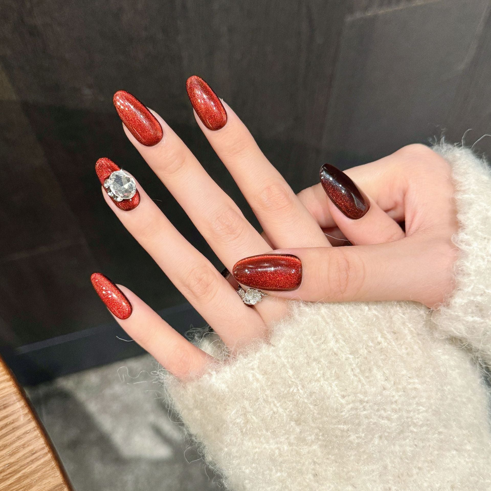 365nails: "Velvet Crush" – Unhas Postiças Artesanais de Amêndoa Média com Efeito Olho de Gato 3D Diamante
