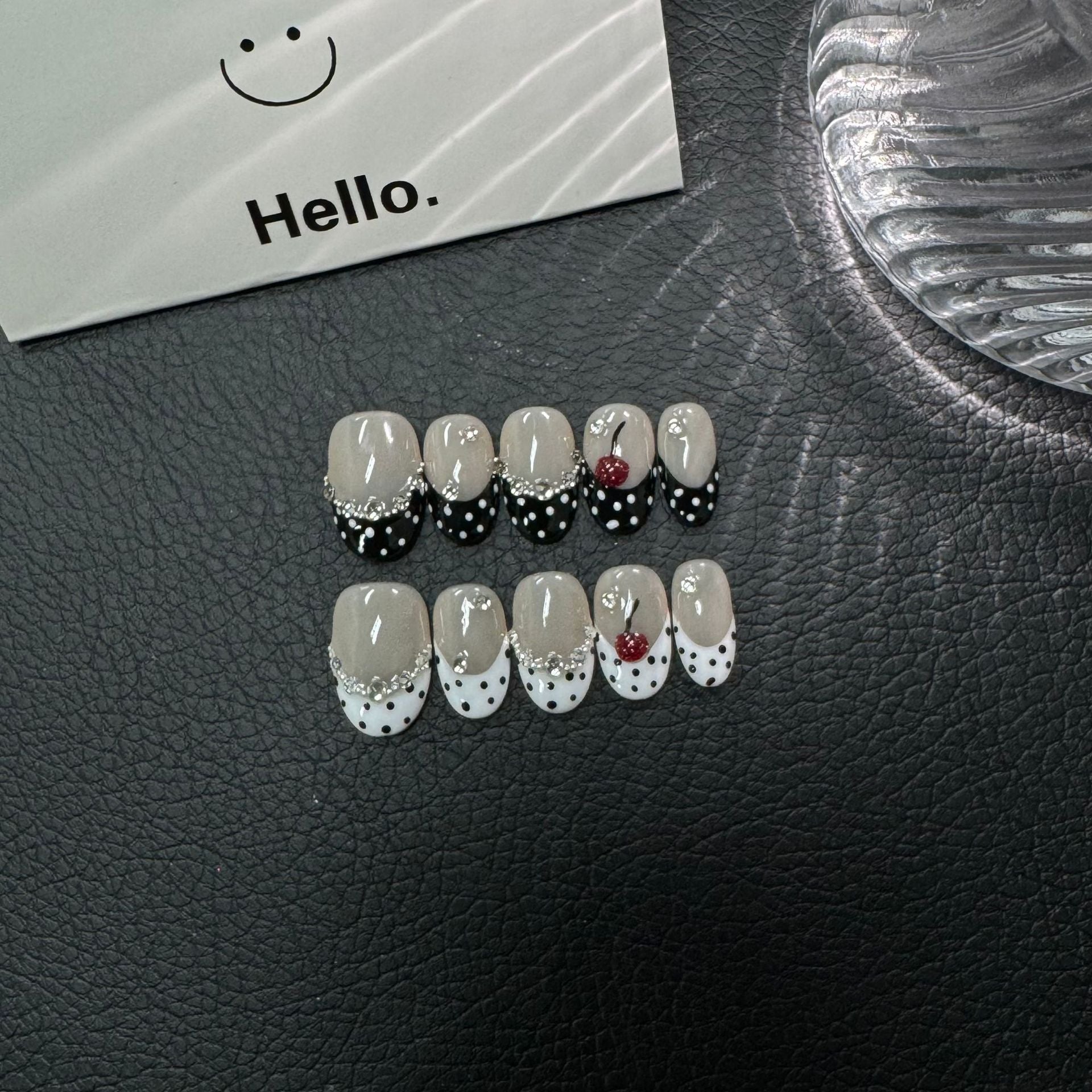 365nails: « Point cerise » – Cerise 3D et French tip, ongles courts forme carrée faits main