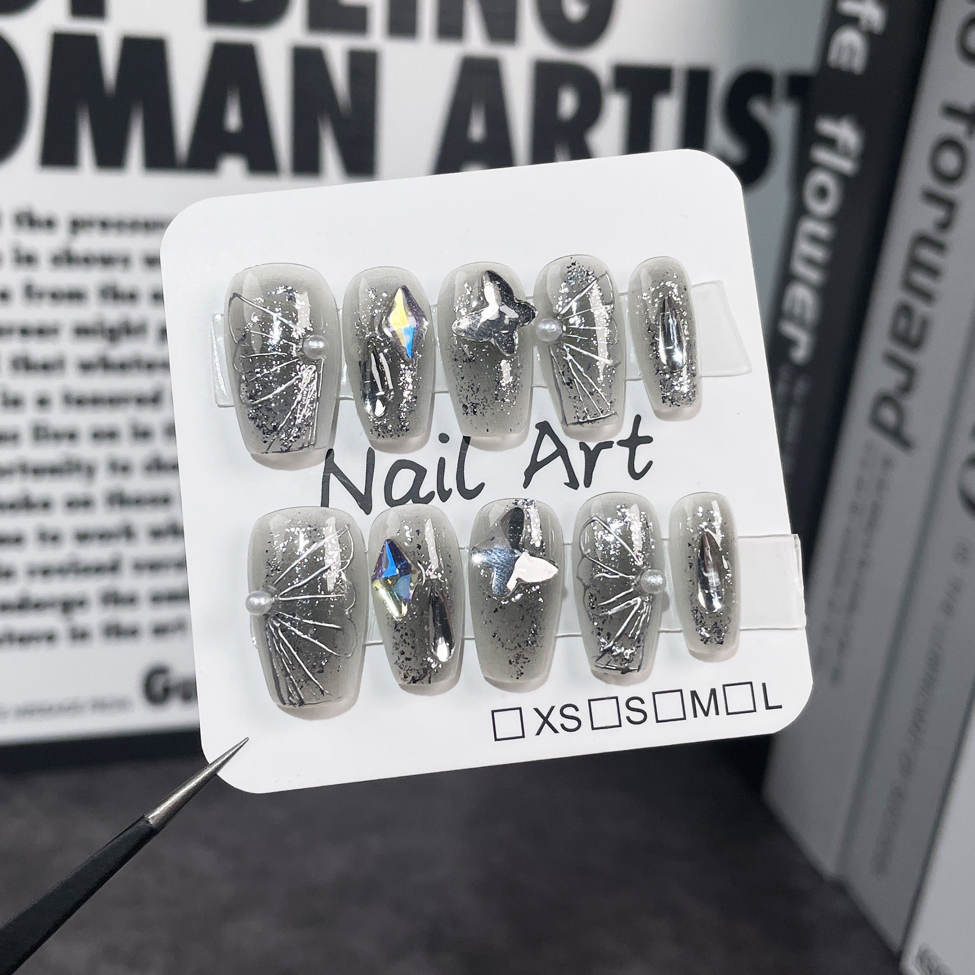 Uñas postizas hechas a mano, con diseño de mariposas cortas de metal, con destellos negros, pintadas a mano | 365nails