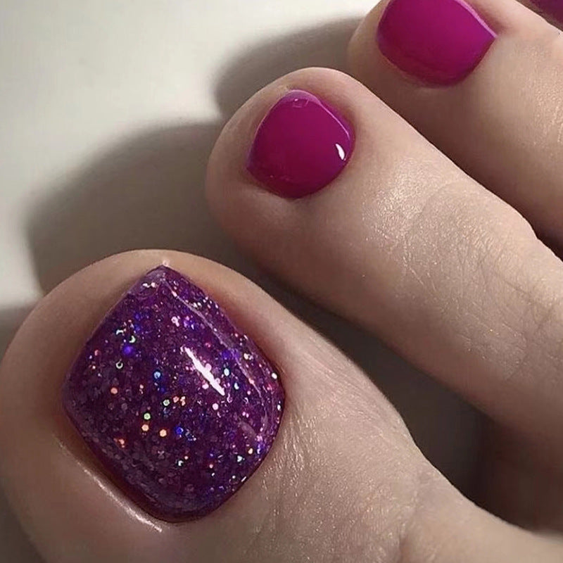 Modelos de uñas de los pies a presión de verano, manicura morada con un toque de color sólido, manicura de chica encantadora, manicura con manicura y pedicura, uñas postizas | 365nails