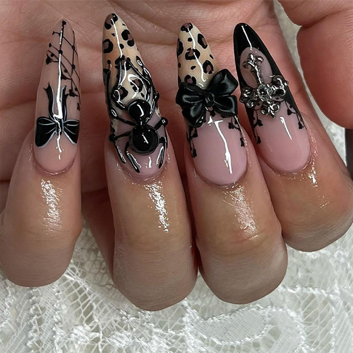 Belleza gótica con uñas postizas y estampado de leopardo francés, manicura francesa, lazo tridimensional, araña, pieza de uña personalizada | 365nails
