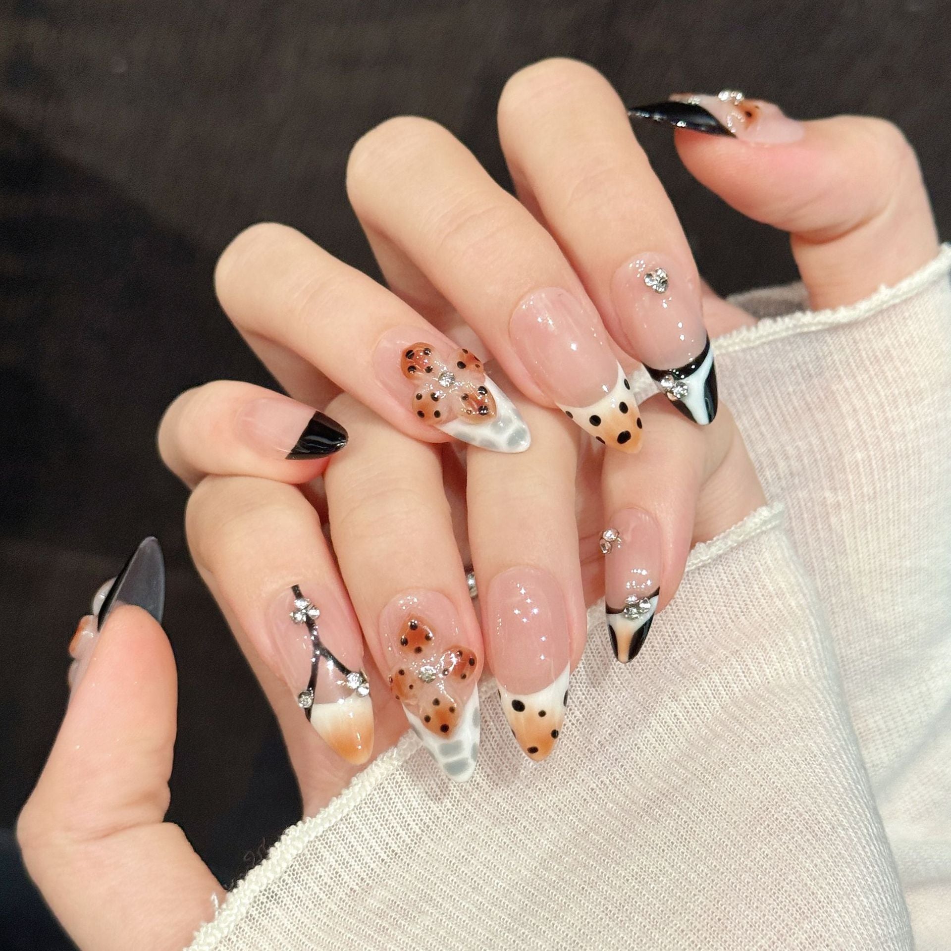 365nails: « Chuchotement du diable » – Ongles amande faits main avec imprimé léopard et cristaux 3D