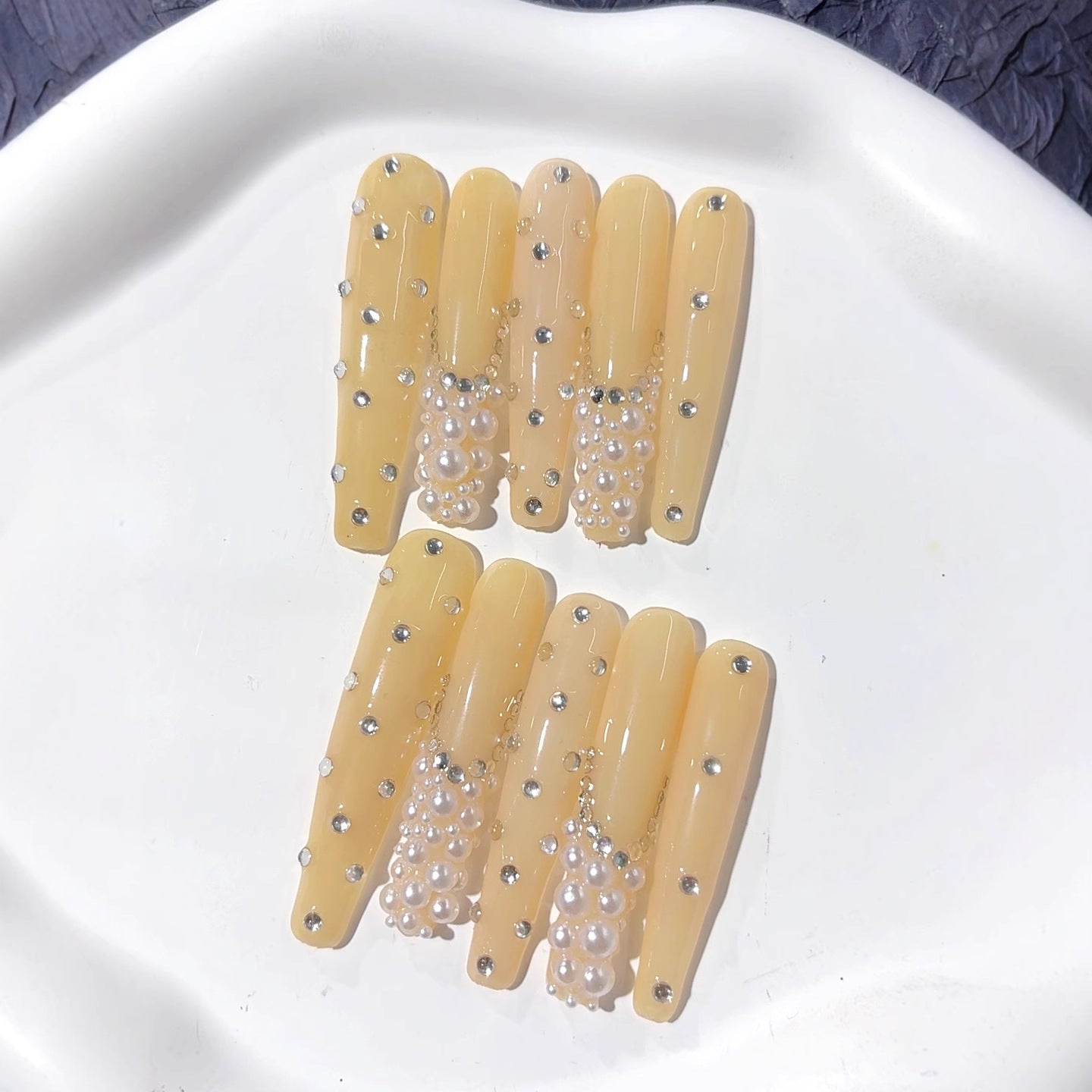 琥珀珍珠水鑽搶眼點綴穿戴甲