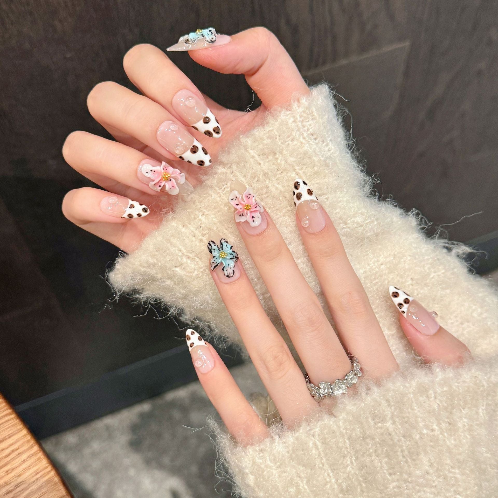 Unhas postiças de outono e inverno com estampa de leopardo e flor do diabo esculpidas à mão | 365nails
