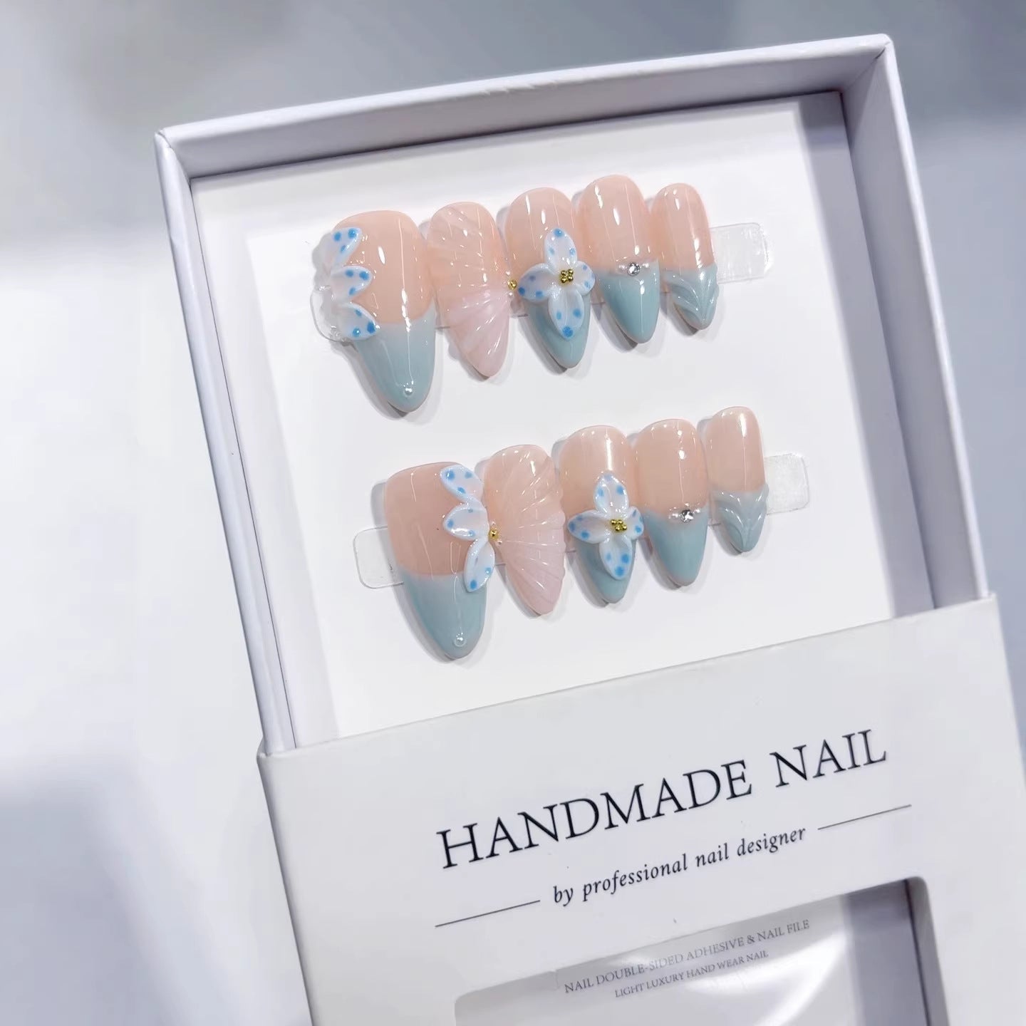 Ocean Breeze: "Floral Francês Azul" – Unhas Postiças Amêndoas