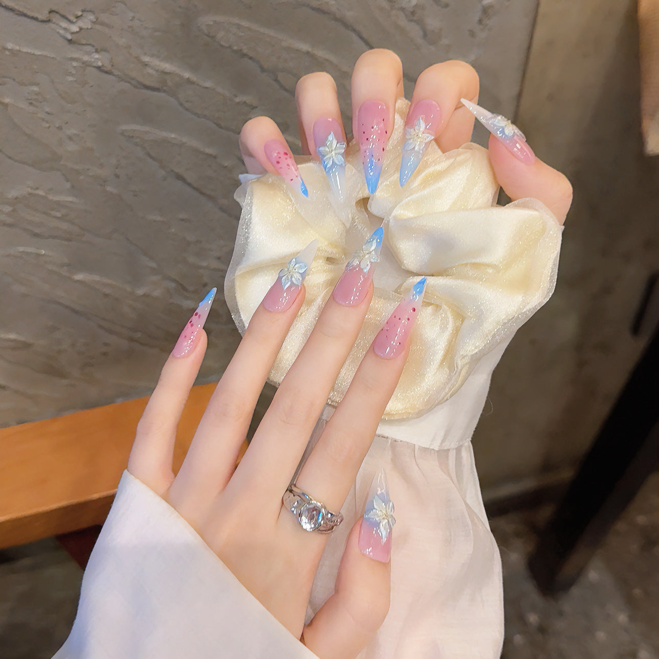 365nails: "Lírio de Gelo" – Unhas Stiletto Artesanais com Degradê Floral 3D