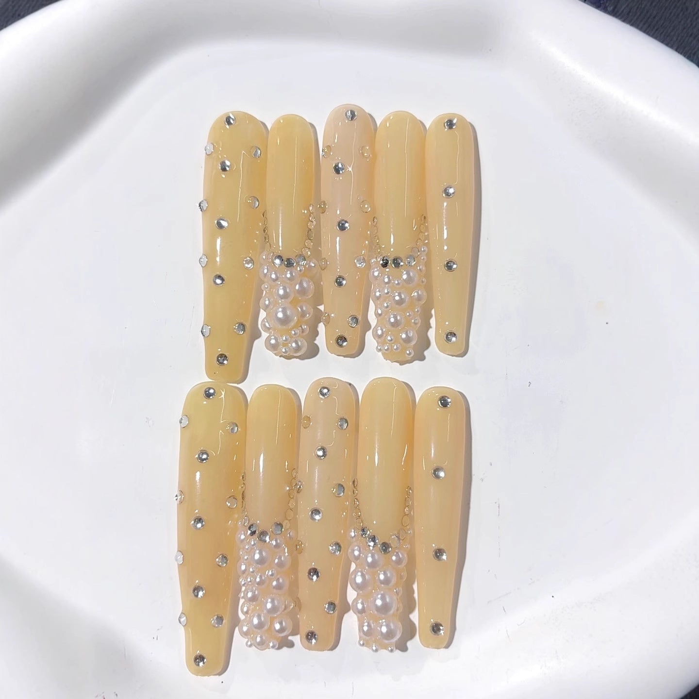 琥珀珍珠水鑽搶眼點綴穿戴甲