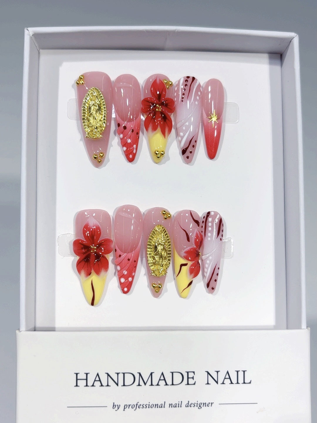 Crimson Gold : « Opulence fleur écarlate » – Ongles press-on faits main forme amande