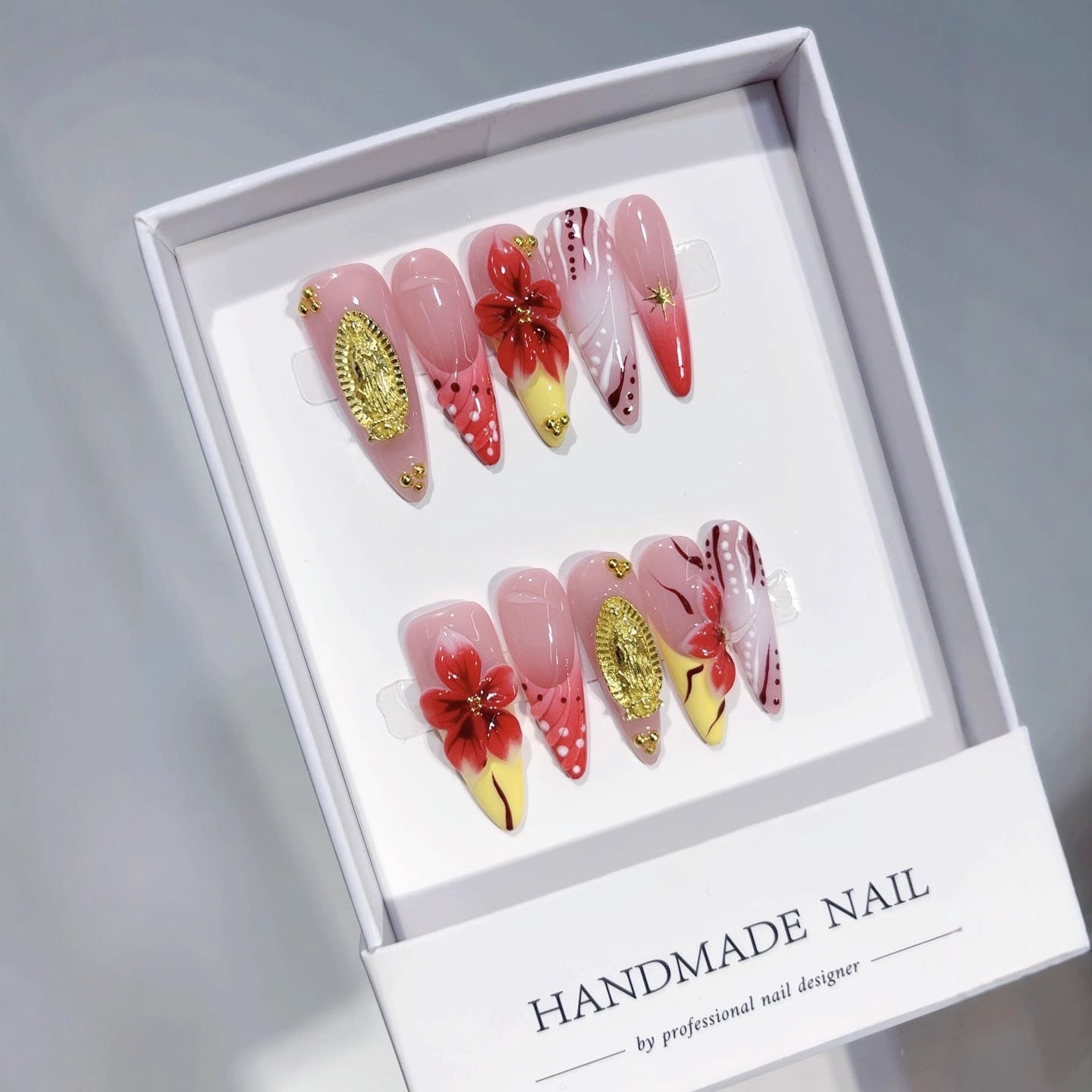 Crimson Gold : « Opulence fleur écarlate » – Ongles press-on faits main forme amande