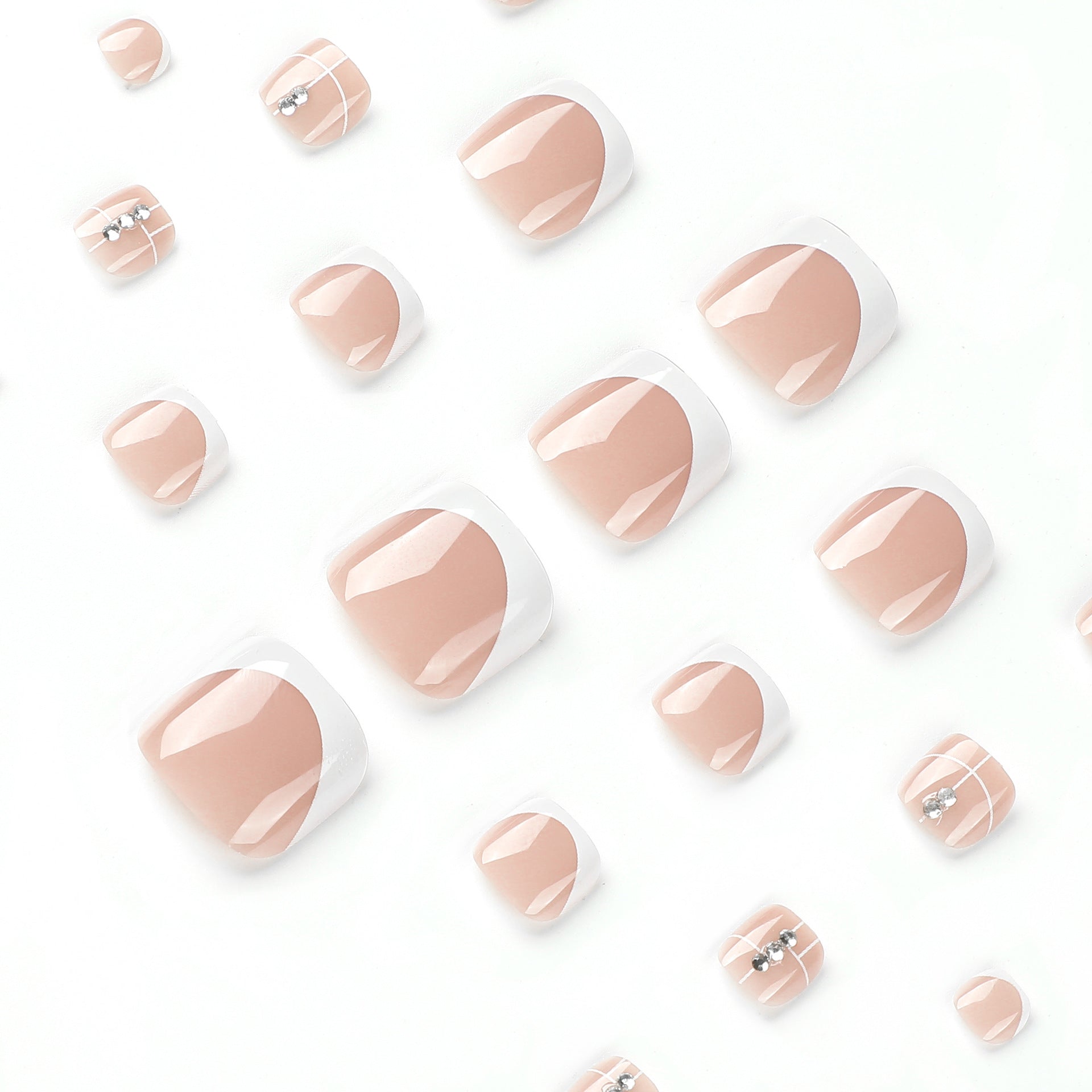 Use unha curta branca com strass francês para usar unha e pedaço de unha do pé. Peça de unha removível e vestível. Adesivo de unha 365nails.