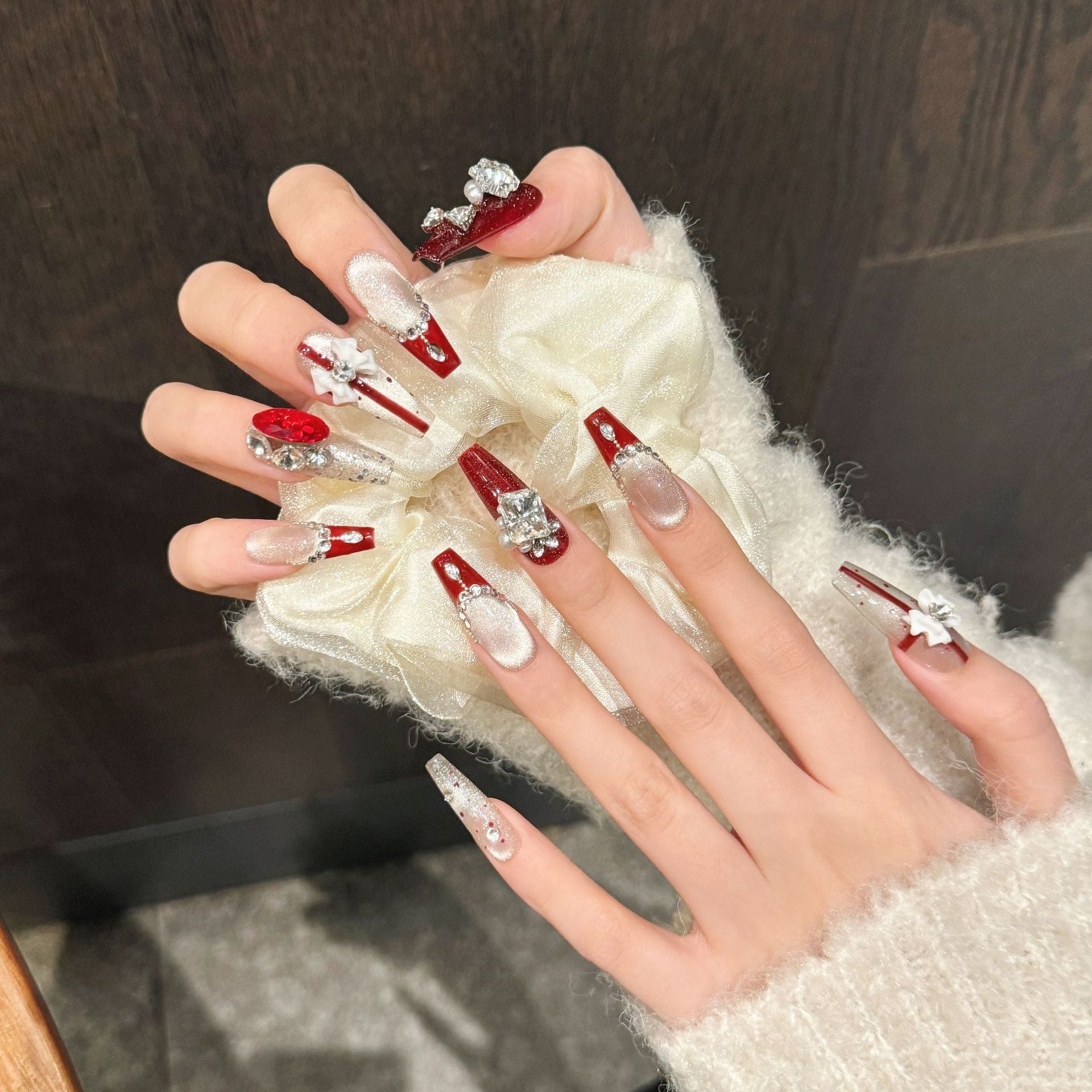 365nails: "Crimson Opulence" – 3D 蝴蝶結與鑽石 手工製 杏仁形 穿戴甲