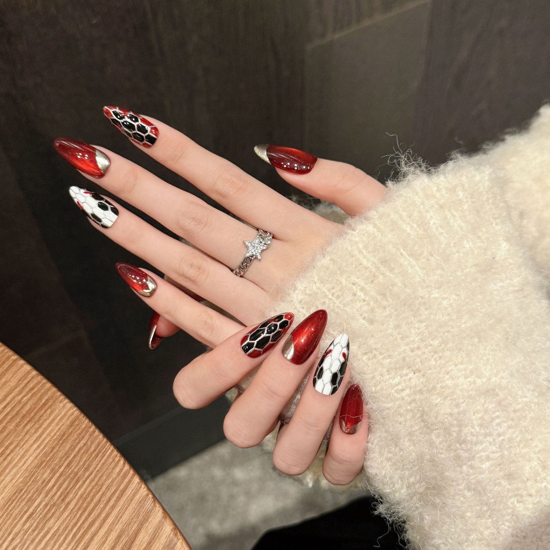 Cabeza de serpiente retro, ojo de gato, serpiente polivinílica, patrón de serpiente pintado a mano, uñas blancas y rojas para Año Nuevo, uñas hechas a mano | 365nails