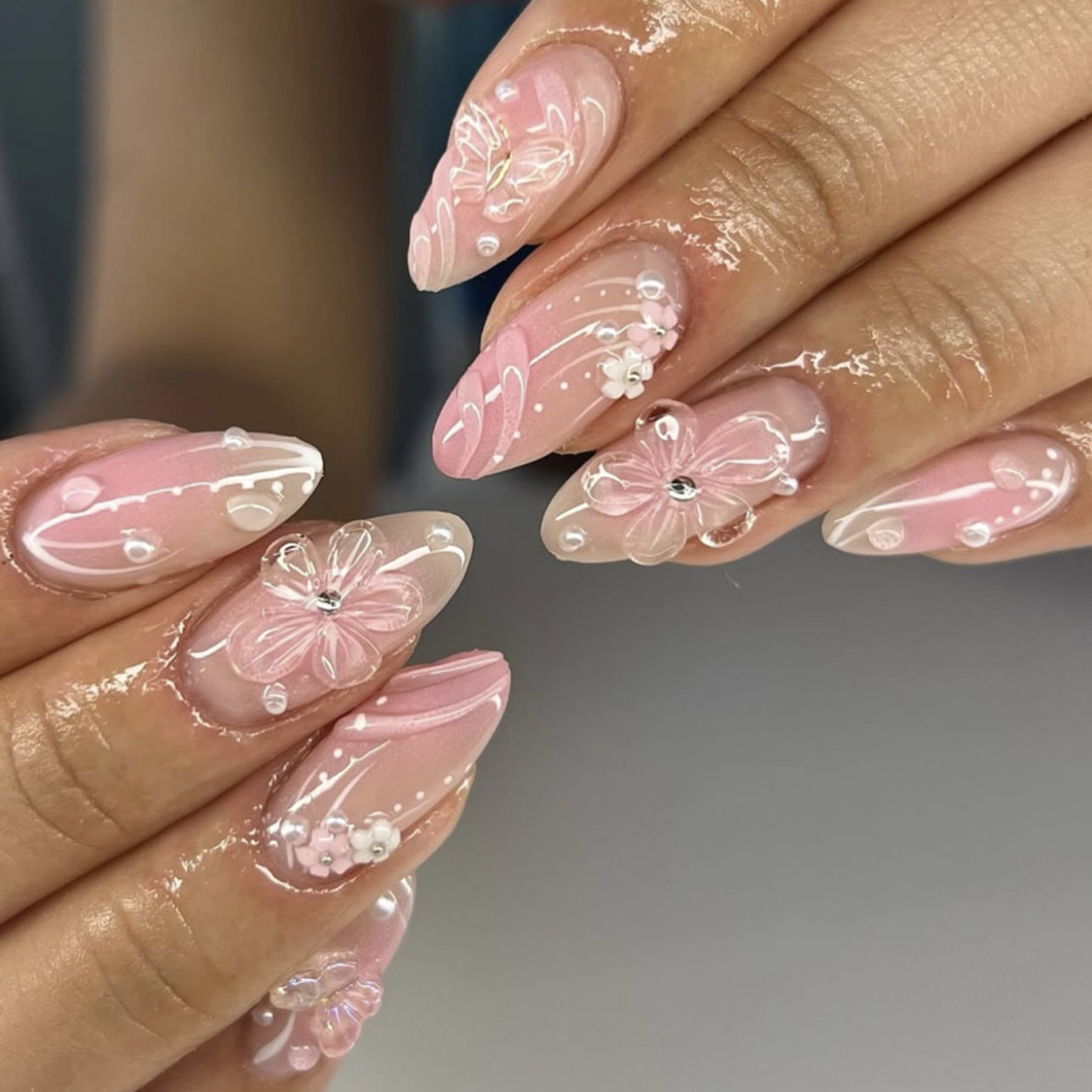 Uñas cortas de almendra, muy vendidas, con acabado ruborizado, con flores tridimensionales 3D | 365nails