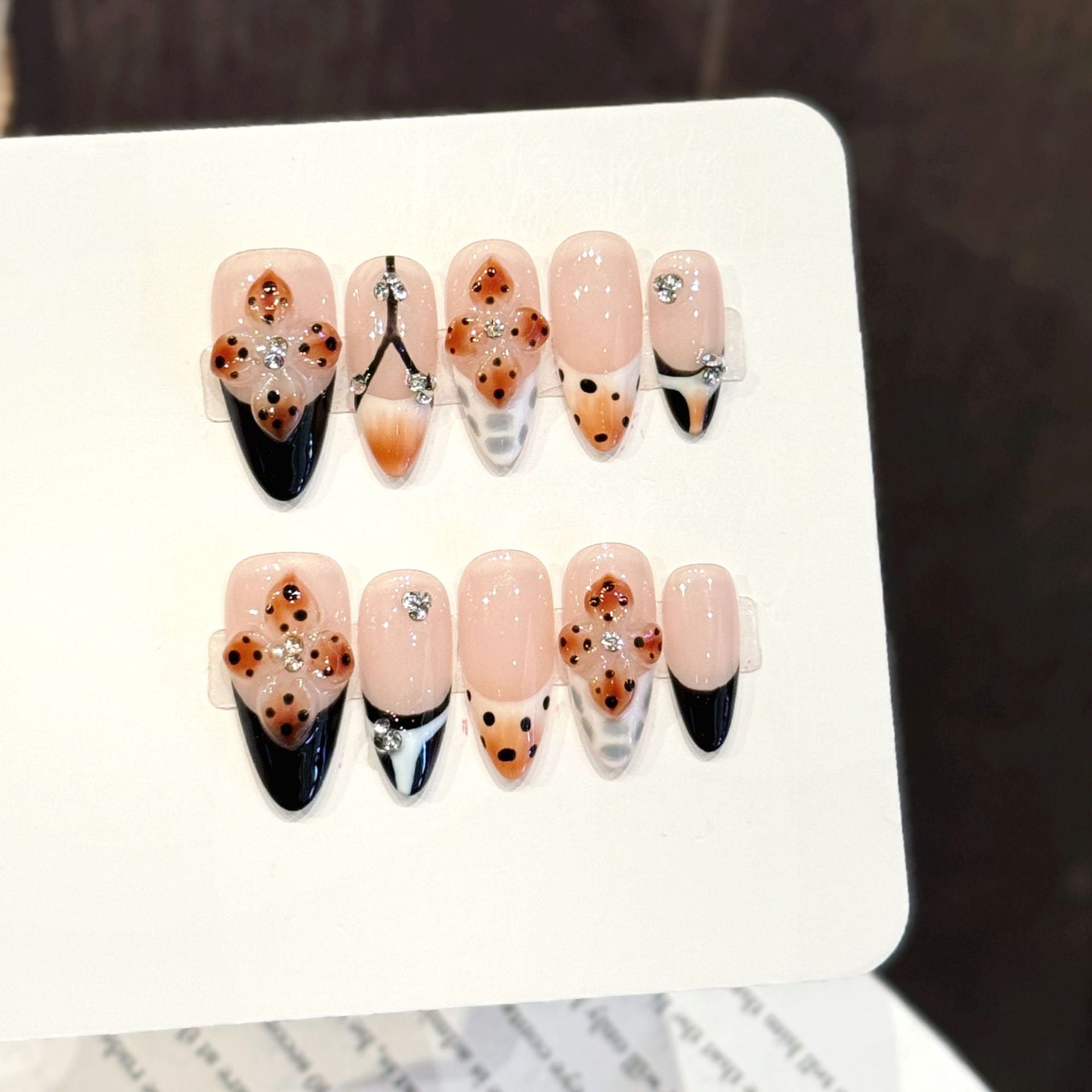 365nails: « Chuchotement du diable » – Ongles amande faits main avec imprimé léopard et cristaux 3D