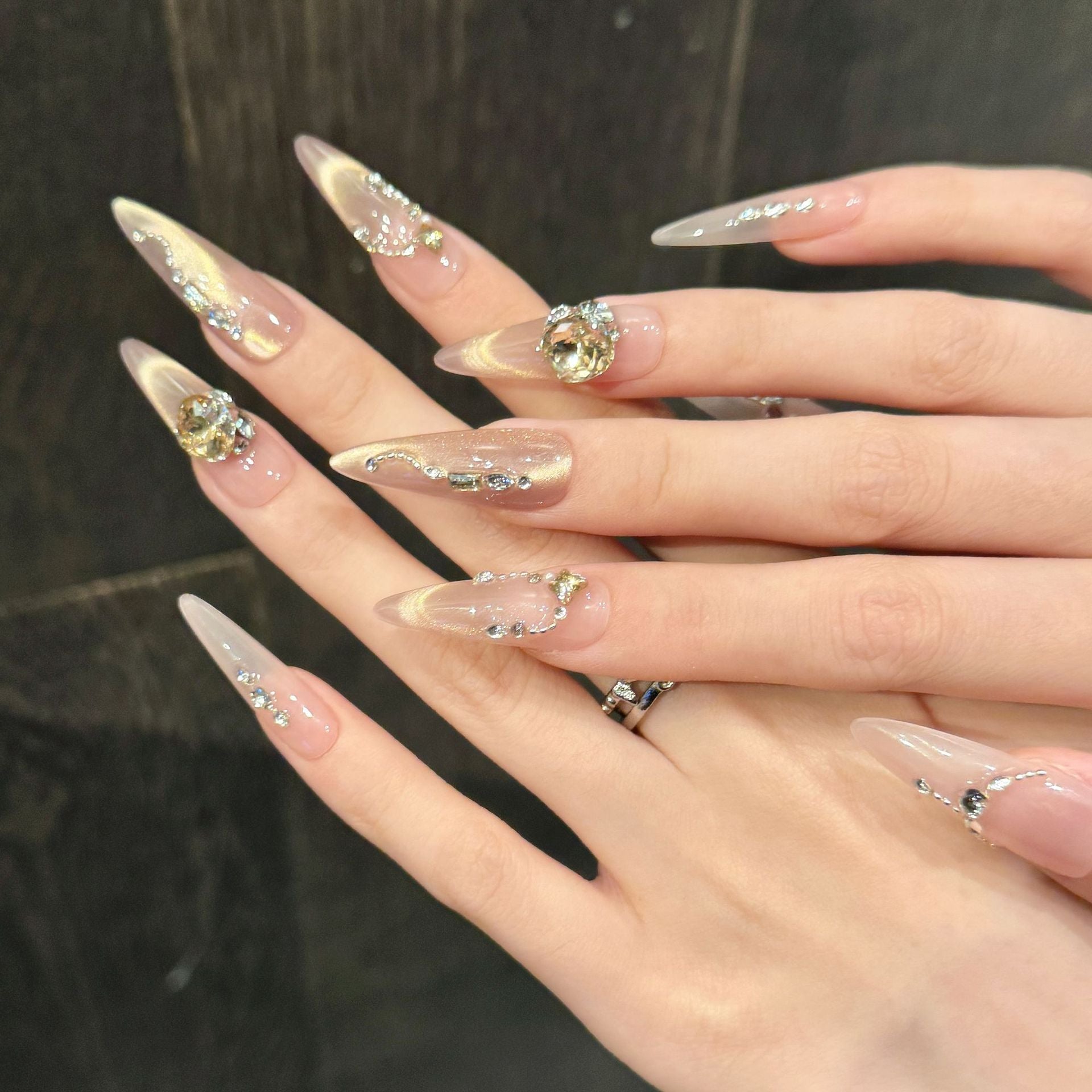 365nails: "Champagne Olho de Gato" – Unhas Stiletto Feitas à Mão com Diamante 3D e Corrente Dourada