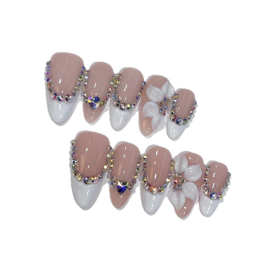 Ongles press-on réutilisables forme amande — motif floral élégant en strass (Fleur blanche)