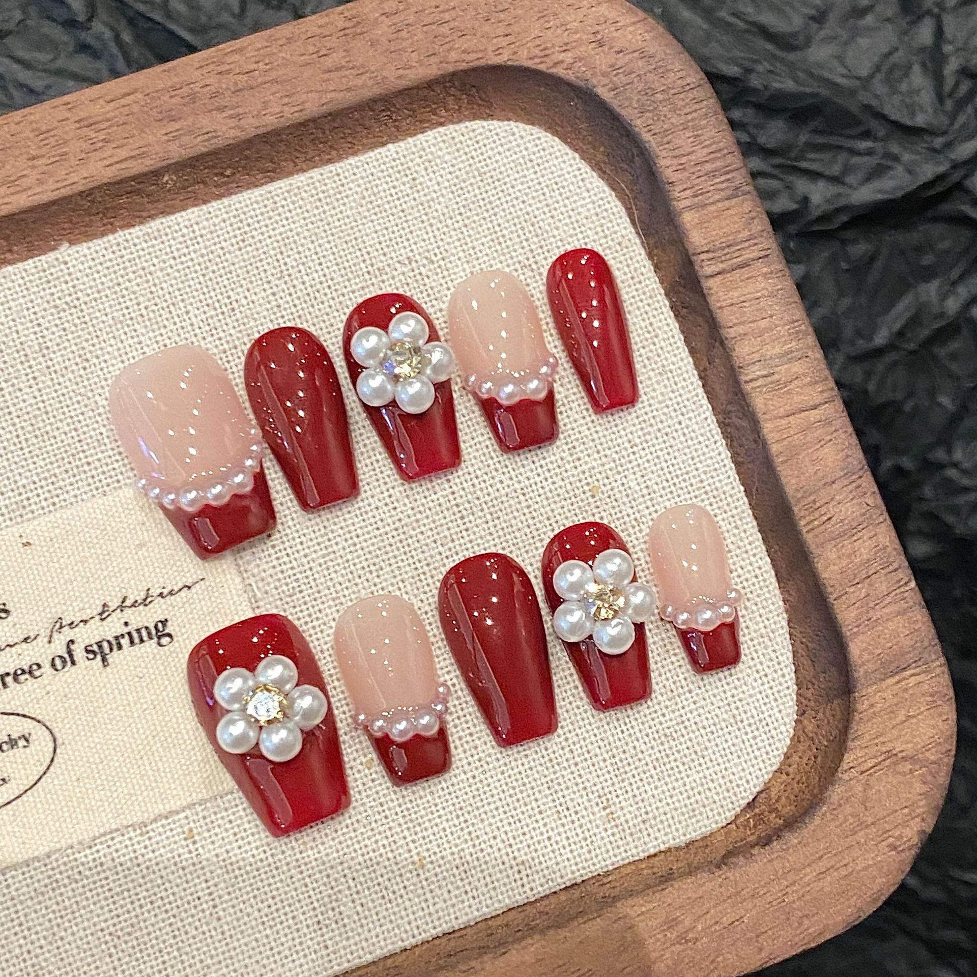 365nails: "Perla Carmesí" – Uñas de Almendra Medianas Hechas a Mano con Flores 3D y Punta Francesa