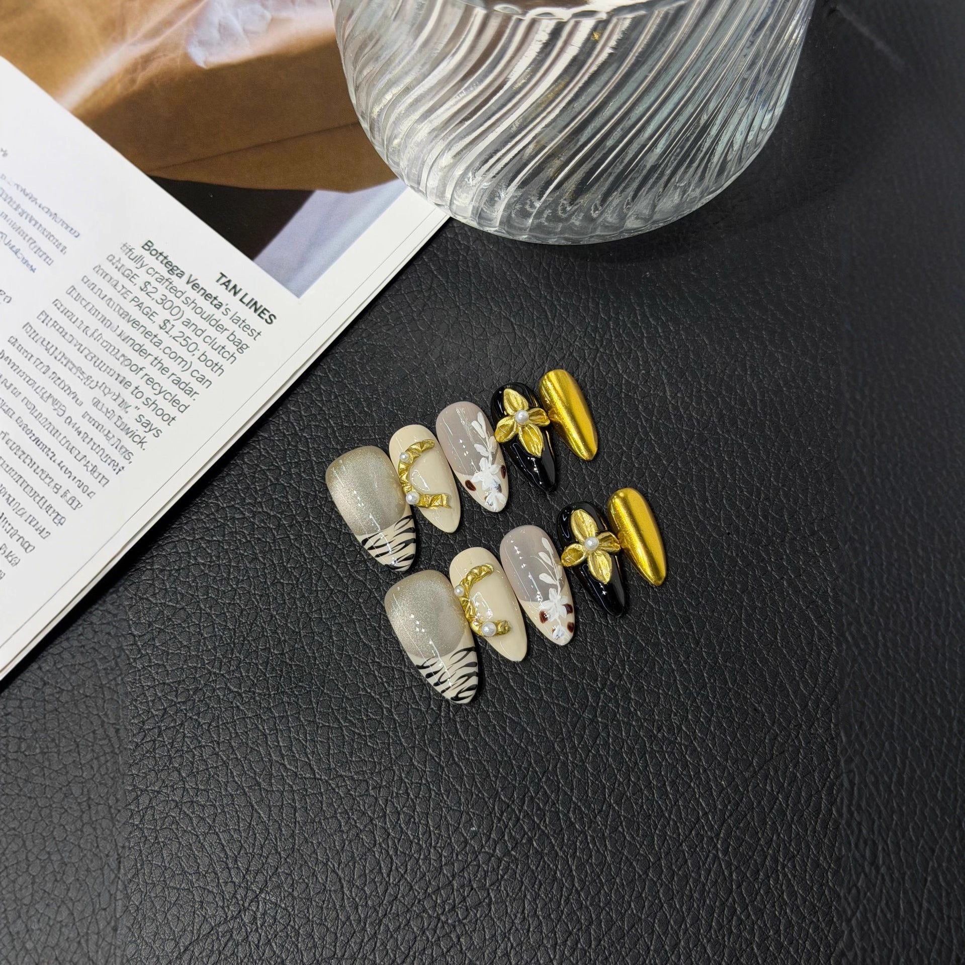 365nails: « Noir Doré » – Ongles en amande mi-longs faits main avec fleurs 3D et dentelle