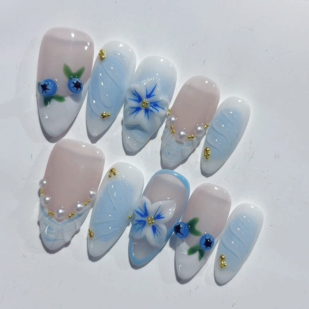 Blueberry Breeze : ongles press-on forme amande — floraison de baies azur