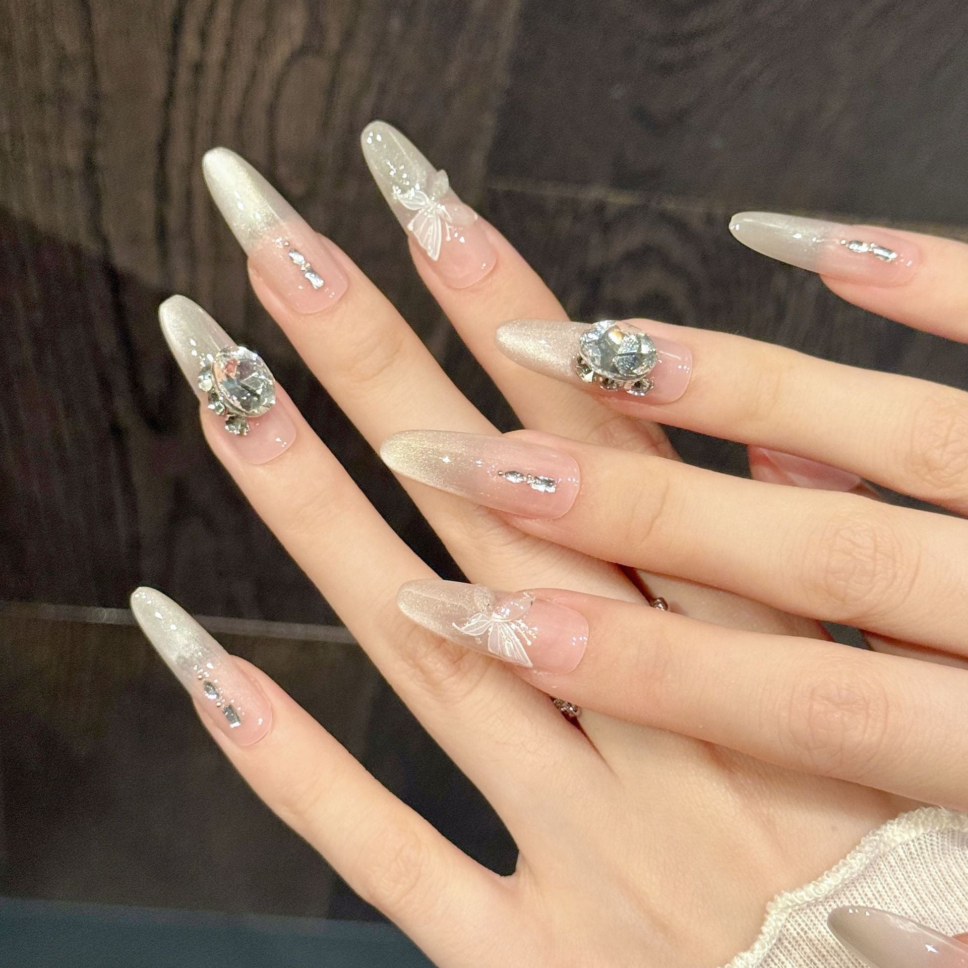 優雅裸色水鑽蝴蝶穿戴甲